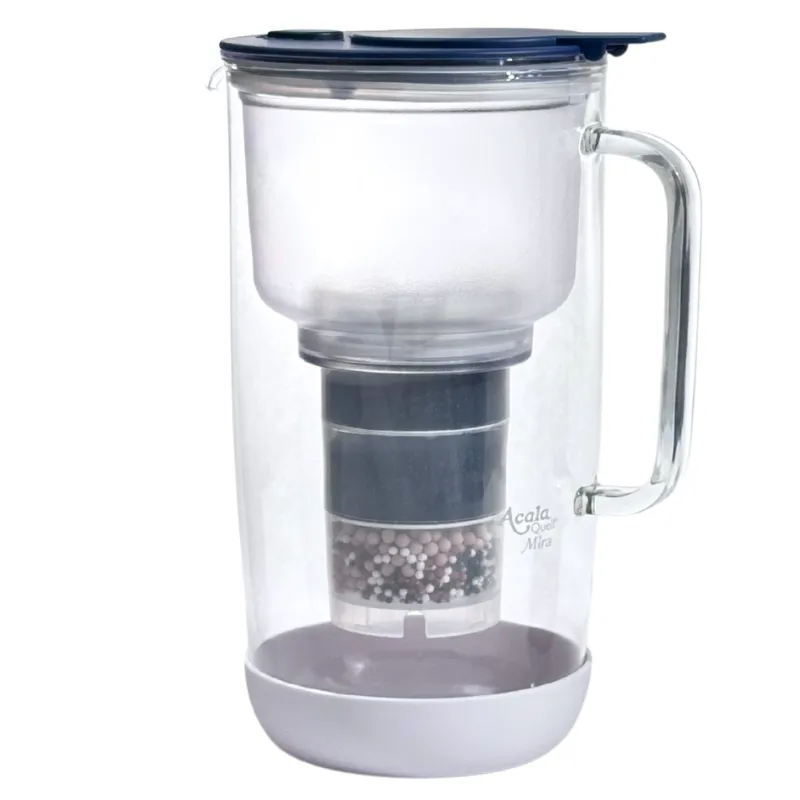 Wasserfilter kann im Mira aus Glas mit blauem Deckel und weißem Stoßschutz