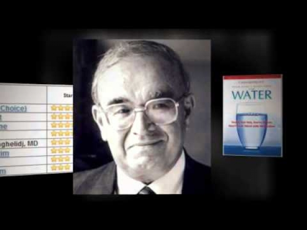 Zu sehen ist ein Foto von Dr. med. F. Batmanghelidj in schwarz weiß. Es ist ein Mann um die 70, er  trägt einen Anzug und eine Brille und schaut lächelnd in die Kamera. Rechts neben ihm sieht man eines seiner Bücher abgebildet, Wasser die gesunde Lösung.