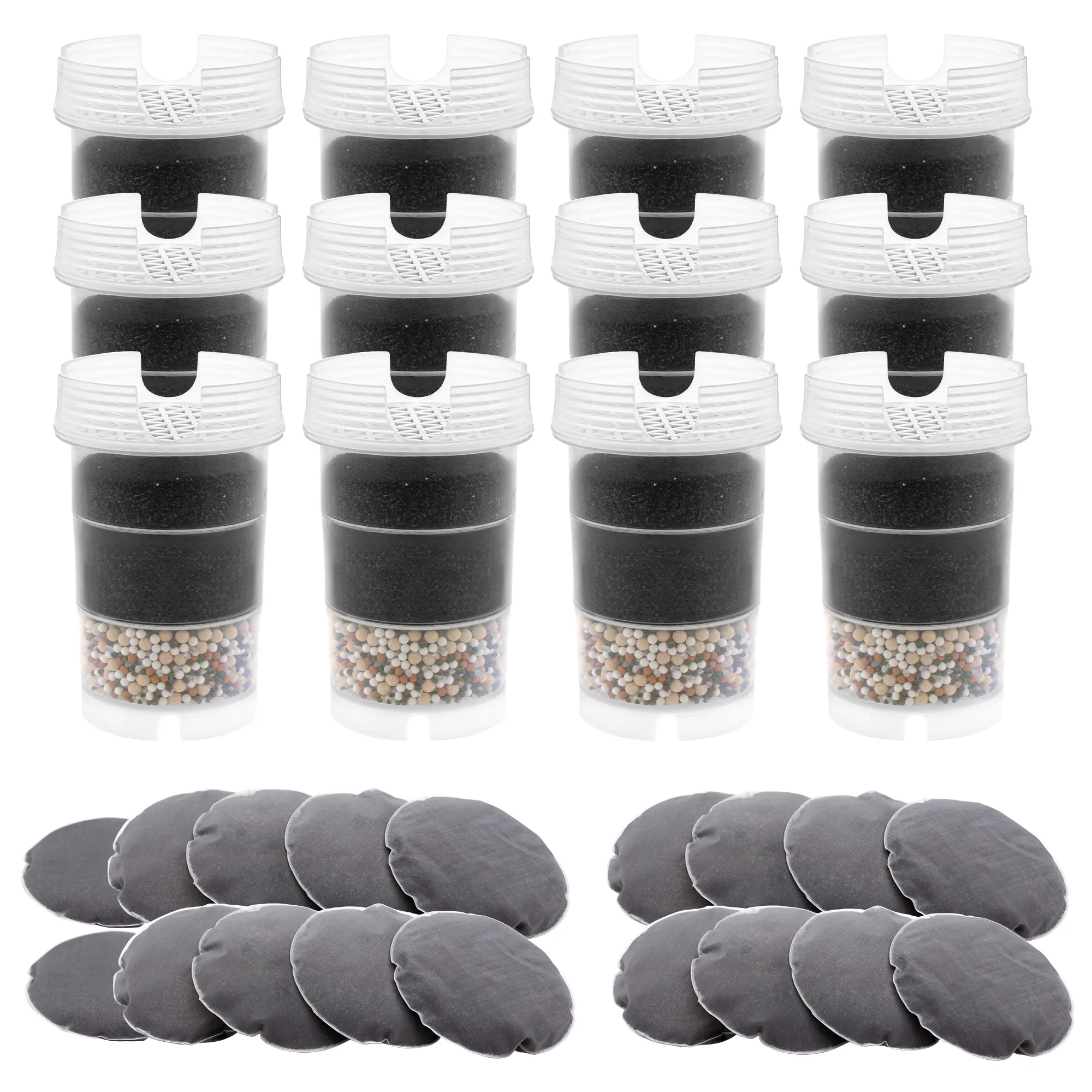 Zwölf Filterkartuschen für AcalaQuell Kannenwasserfilter ONE, Swing, Sunny, Wassetto und Silizia nebeneinander stehend, davor liegen achtzehn schwarze Kalkfilterpads. Mit diesem 2-Jahrespaket kann man 24 Monate Wasser filtern und Kalk reduzieren.