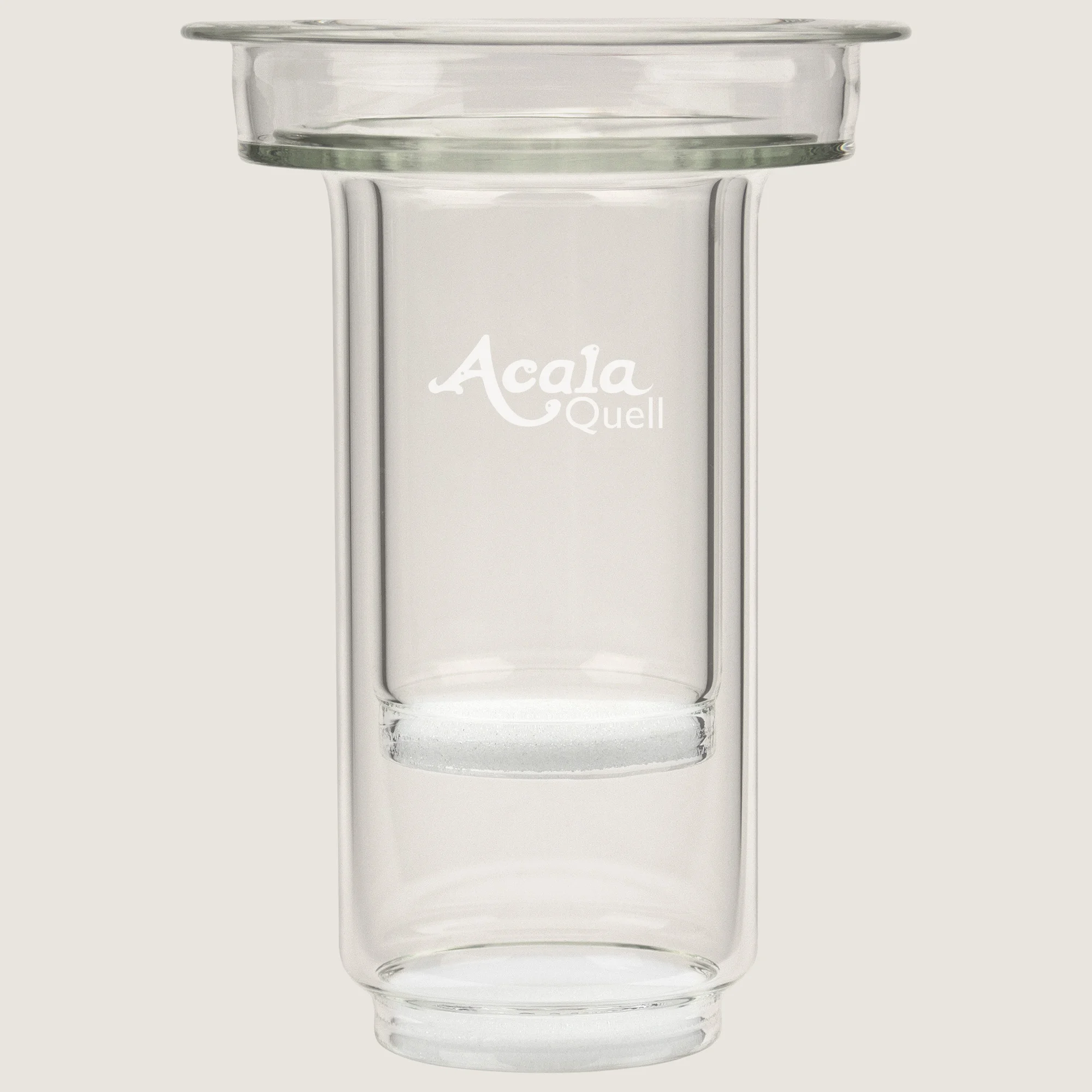 Man sieht die AcalaQuell Glaskartusche. Das Glas ist kristallklar, vorne ist klein das Acala Logo eingraviert.