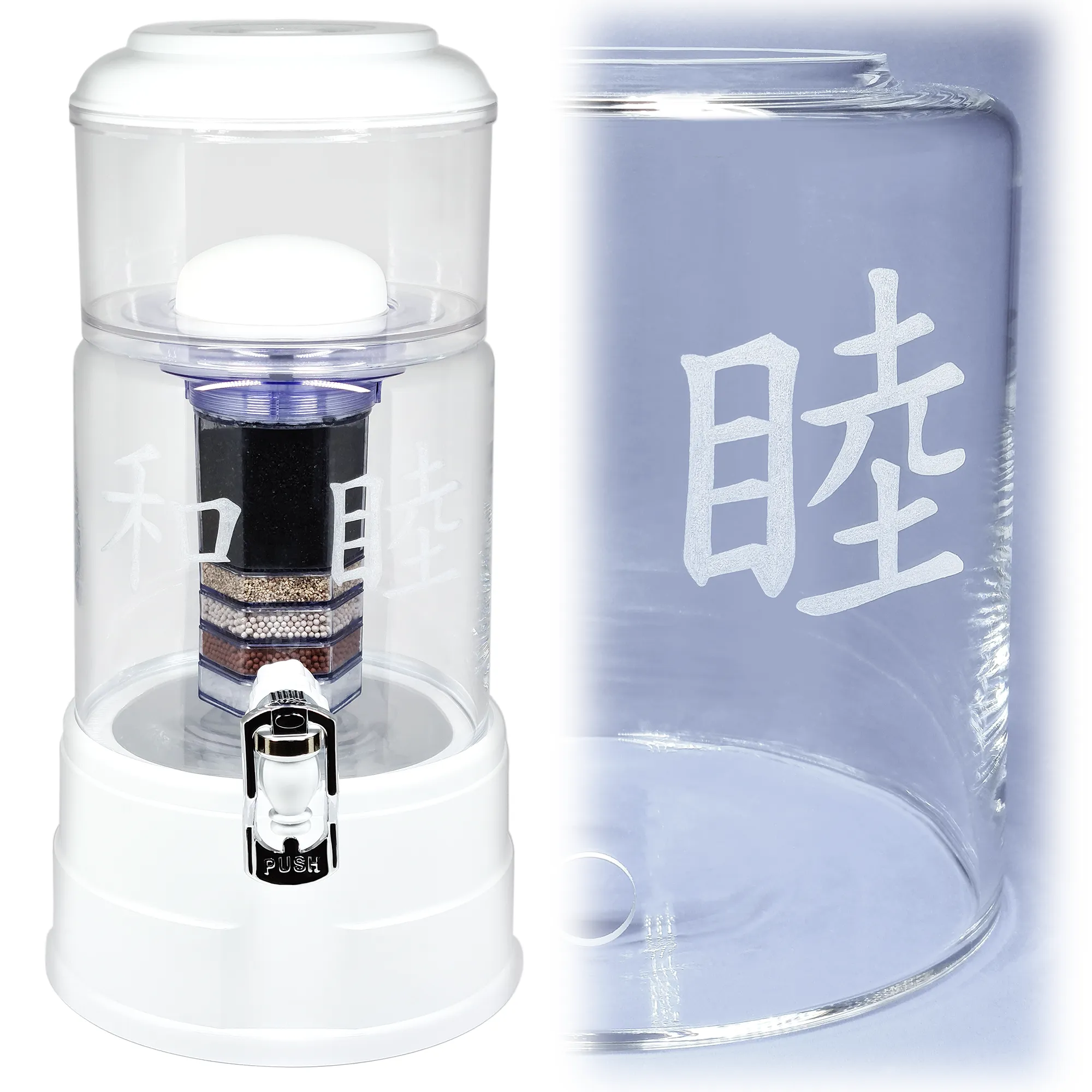Acala Wasserfilter in klarem Glas mit dem gravierten chinesischen Zeichen Harmonie.Rechts von dem Wasserfilter ist eine Nahaufnahme der Gravur. 