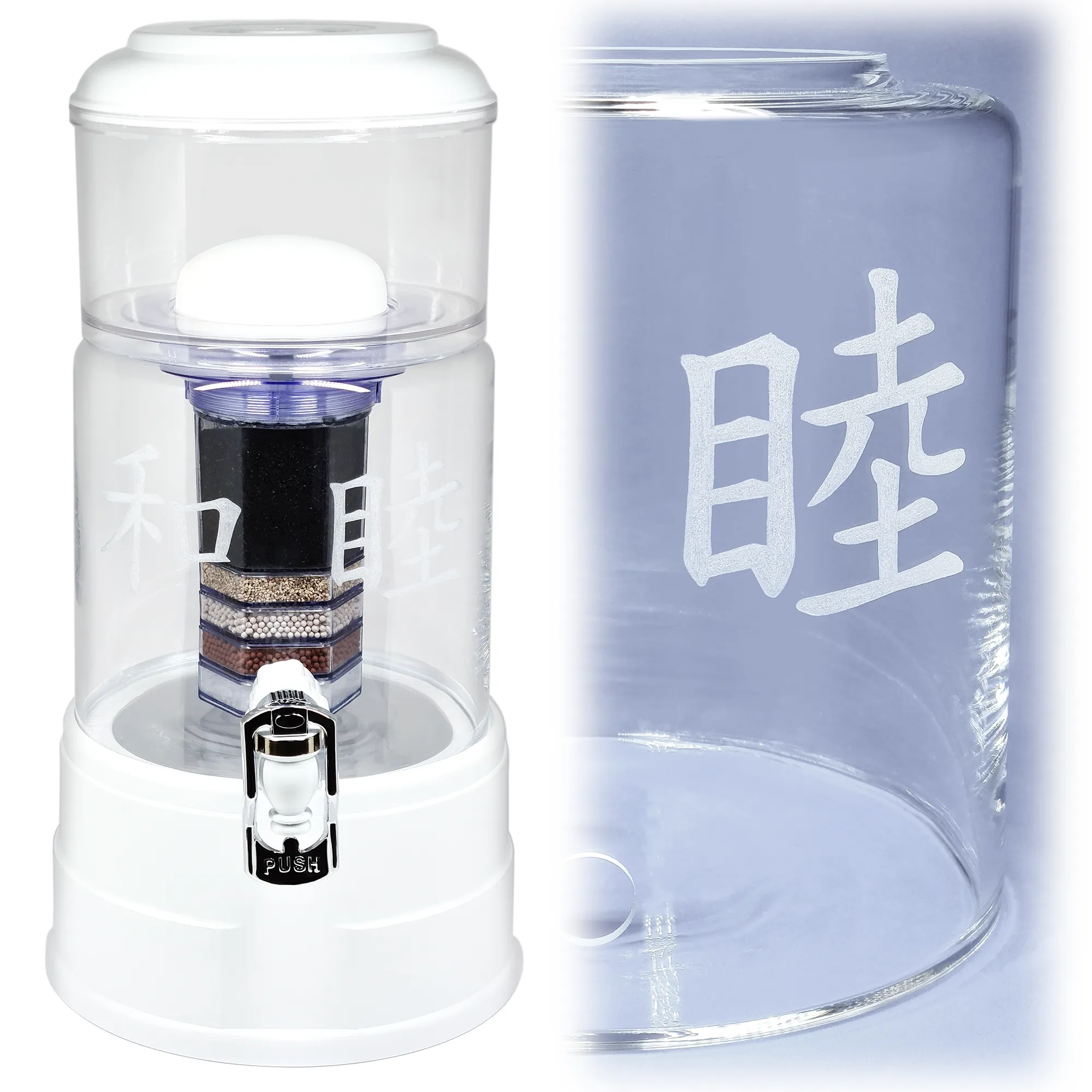 Acala Wasserfilter in klarem Glas mit dem gravierten chinesischen Zeichen Harmonie.Rechts von dem Wasserfilter ist eine Nahaufnahme der Gravur.