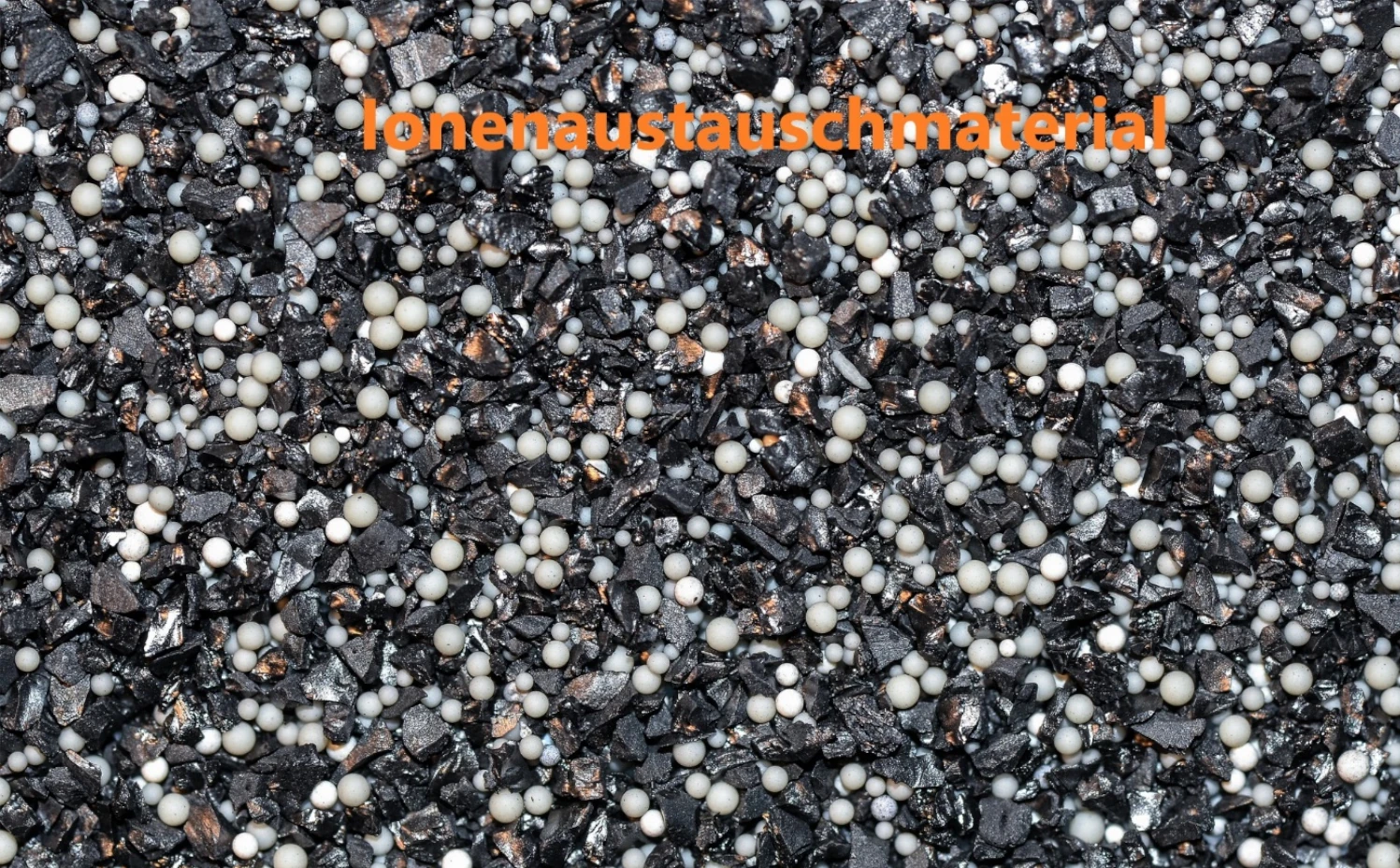 Aktivkohlesteinchen mit Ionentauschermaterial dazwischen