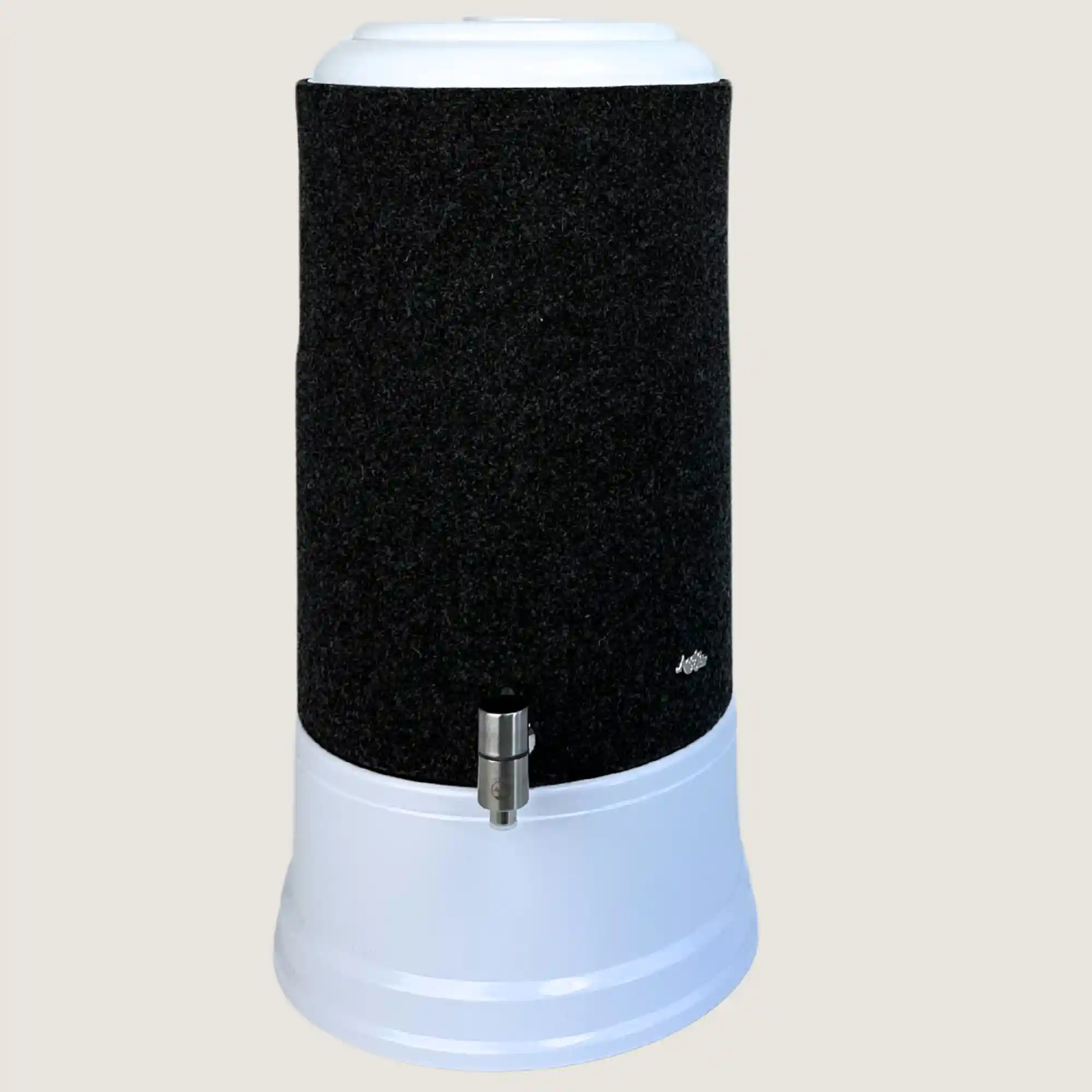 AcalaQuell Smart mit Sockel und Deckel in weiß, Edelstahl Wasserhahn und Schurwolle Lichtschutzüberzug in anthrazit.