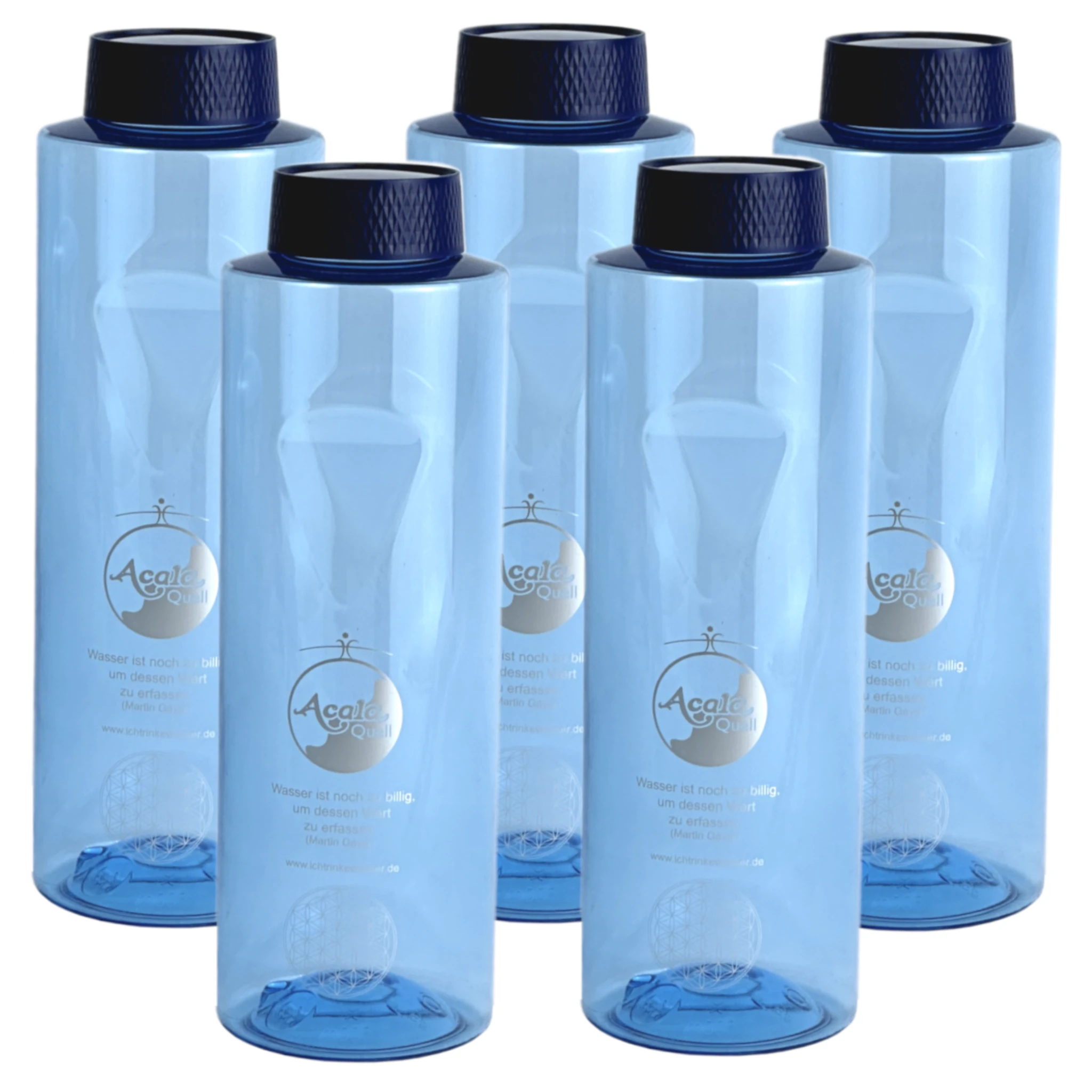 Fünf Tritan Trinkflaschen Grip 0,8L in blau mit blauem Schraubdeckel vor weißem Hintergrund.