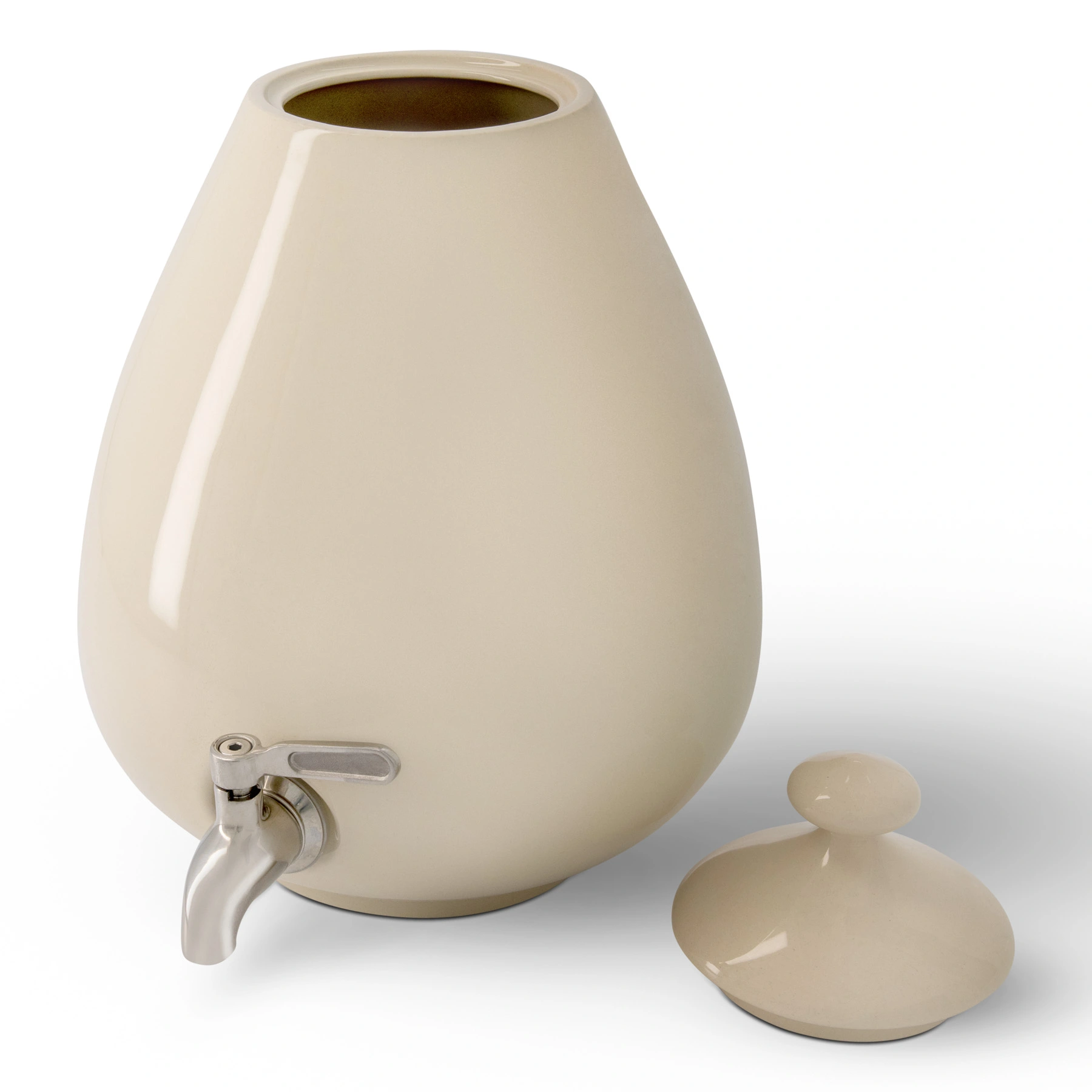 Zu sehen ist ein 5L Porzellan Ei aus Handarbeit von Acala vor weißem Hintergrund. Es ist beige und hat einen Yakawa Edelstahl Wasserhahn verbaut. Der Deckel von dem Ei liegt rechts daneben.