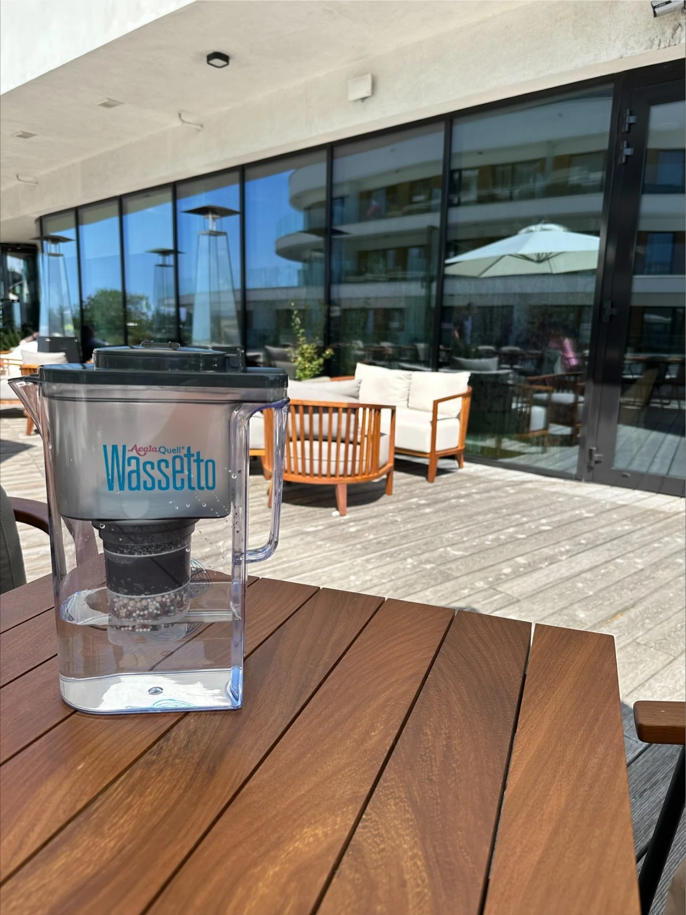 Kannenwasserfilter Wassetto vor Hotel auf Holztisch