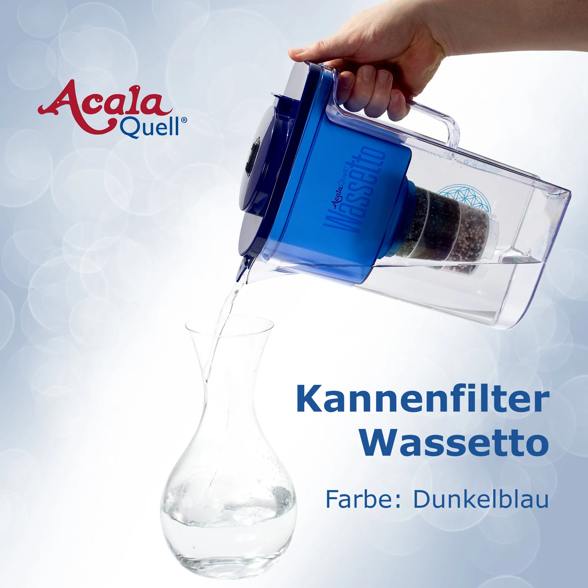 Frisch gefiltertes Wasser wird aus dem Kannenfilter Wassetto in eine Glaskaraffe gegossen