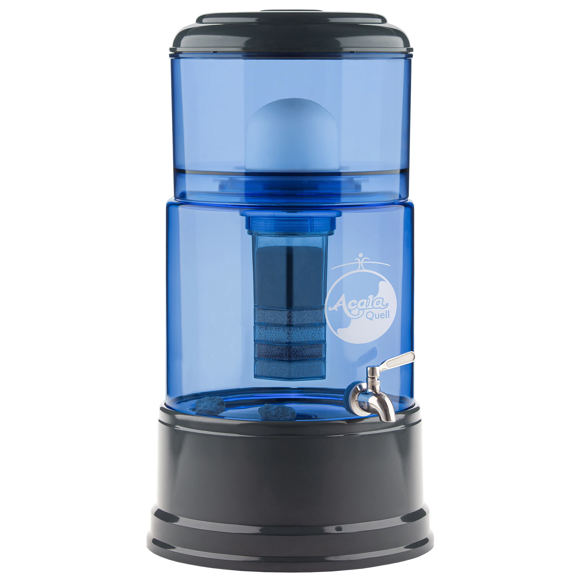 Zu sehen ist der Wasserfilter Smart in blau-anthrazit inklusive Filterkartusche und Keramikfilter, weißer Hintergrund. Sockel und Deckel anthrazit, Yakawa Edelstahlhahn. 8L Glastank in blau mit heller Acala Logo Gravur, oberer 4L Einfüllbehälter in blau.