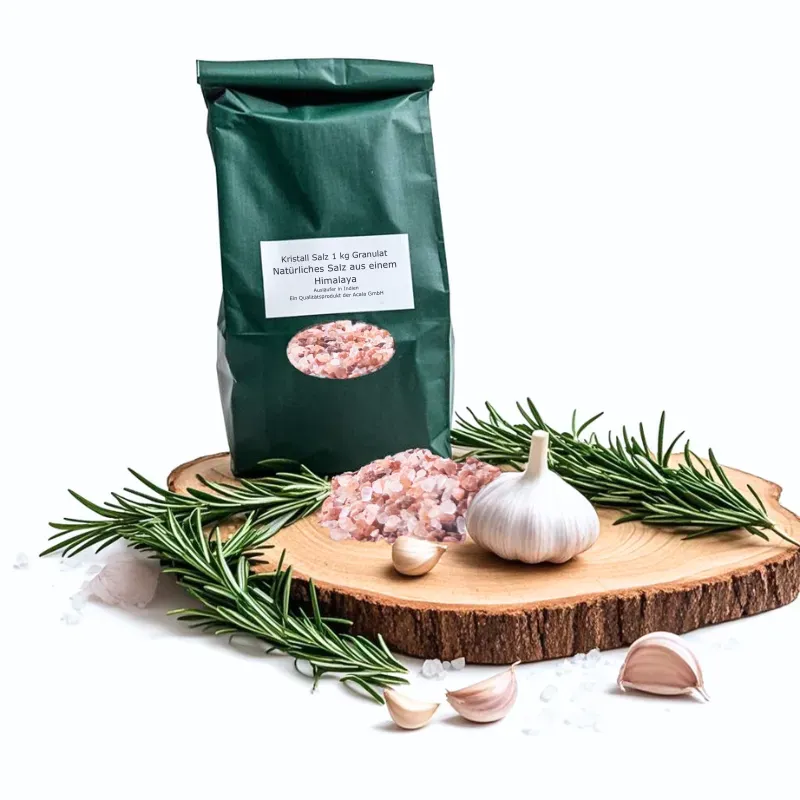 Ein Holzbrett mit Kräutern und Salz