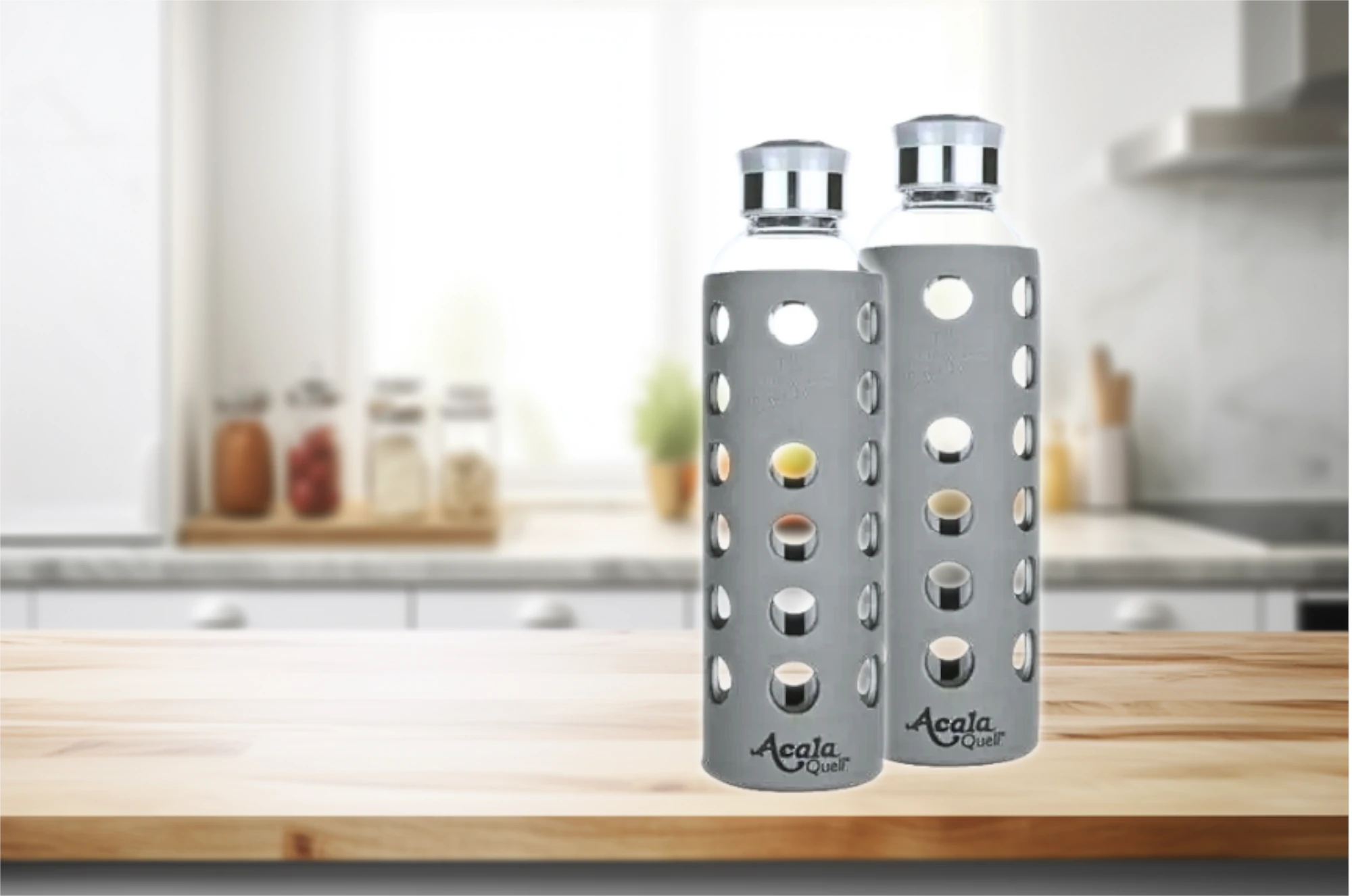 Acala Glasflasche Berlin mit softgrip Ummantelung 700ml Glasflasche mit grauer ummanteung, im hintergrund ist eine Küche