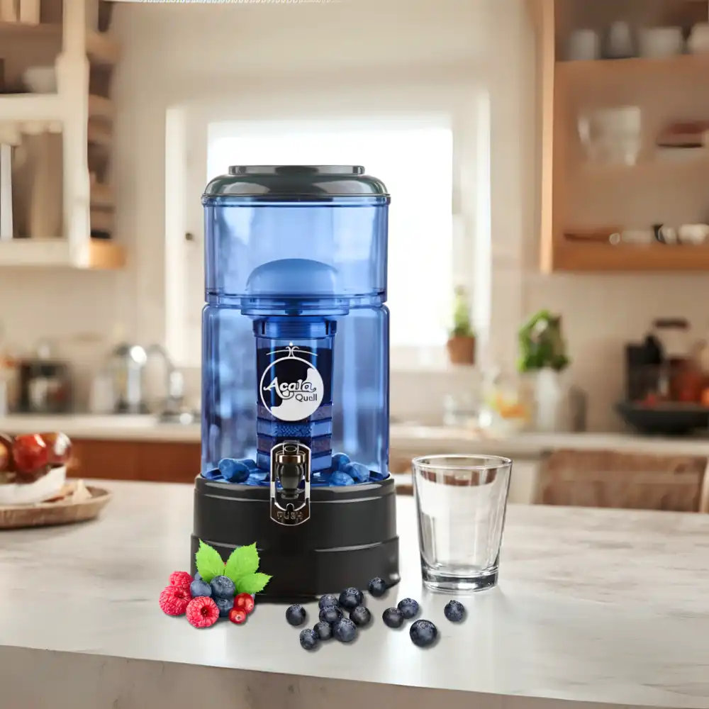 AcalaQuell Mini Wasserfilter mit 5-Liter-Tank aus blauem Glas und anthrazitfarbenem Sockel – für frisches Trinkwasser ohne Strom.