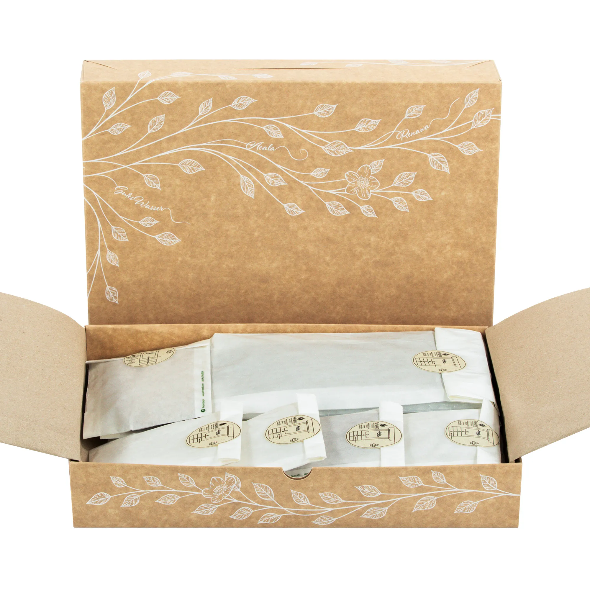 Man sieht die Verpackung für die ReNaWa Nachfüll-Komponenten für 1 Jahr. Der Karton ist Naturbraun, bedruckt mit weißen Blätterranken und Infos zum Inhalt. Die Schublade befindet sich vor dem Karton, man schaut auf weiße, gefüllte Beutel.
