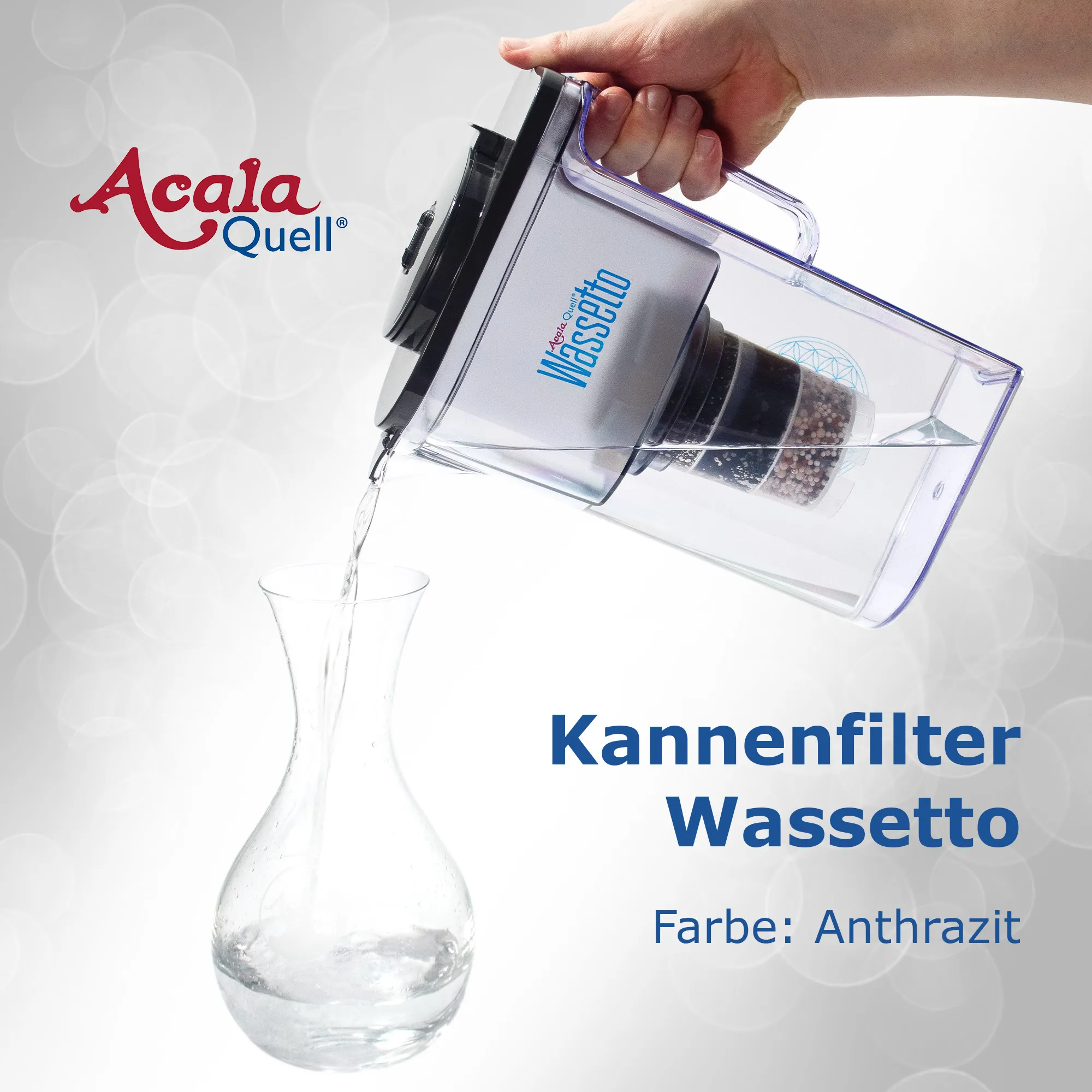 Frisch gefiltertes Wasser wird aus dem Kannenfilter Wassetto in eine Glaskaraffe gegossen