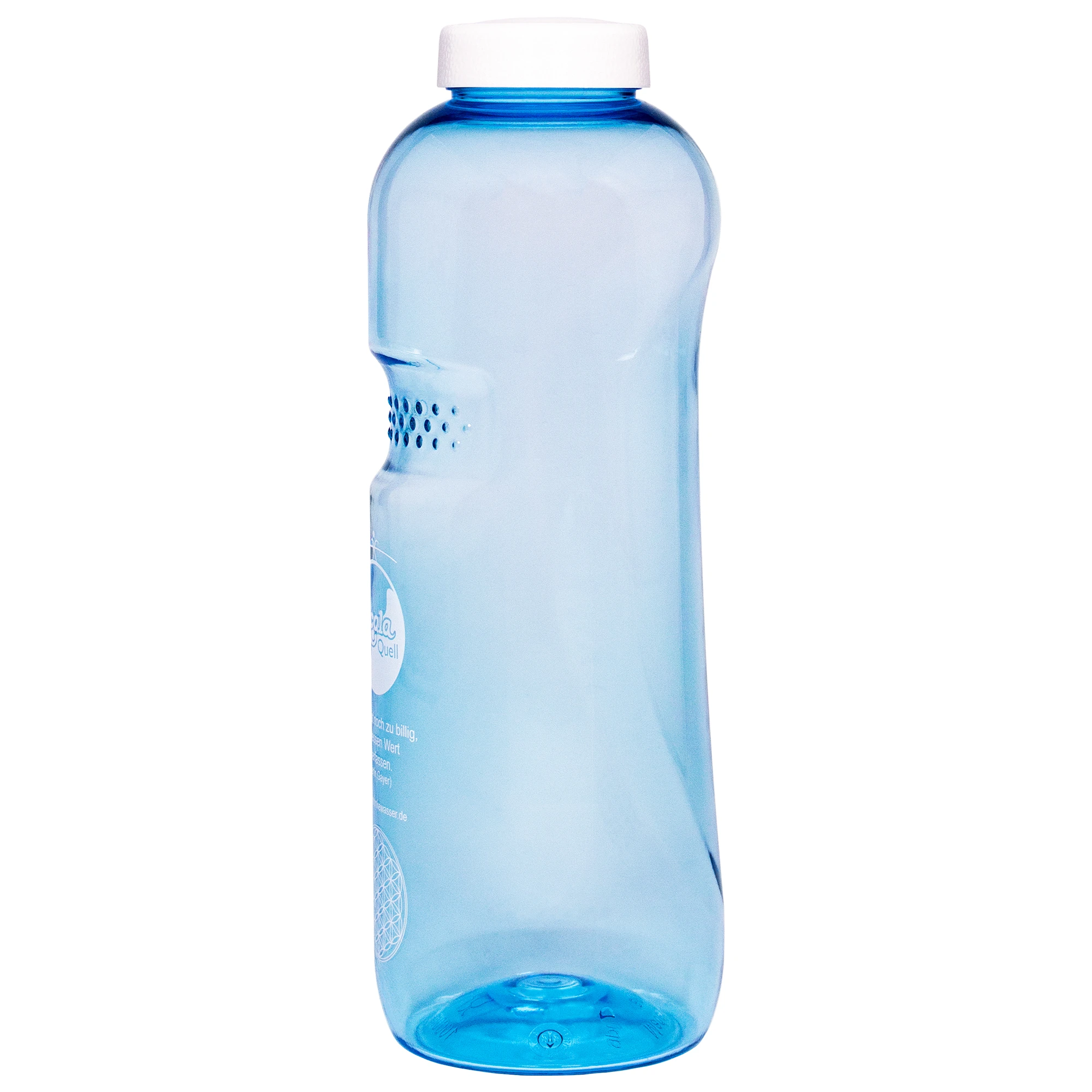 Zu sehen ist eine blaue Tritan Trinkflasche Grip mit weißem Schraubdeckel vor weißem Hintergrund. Man schaut schräg auf die Rückseite der Flasche und sieht dass sie vorne eine Einbuchtung mit Noppen für den Daumen hat.