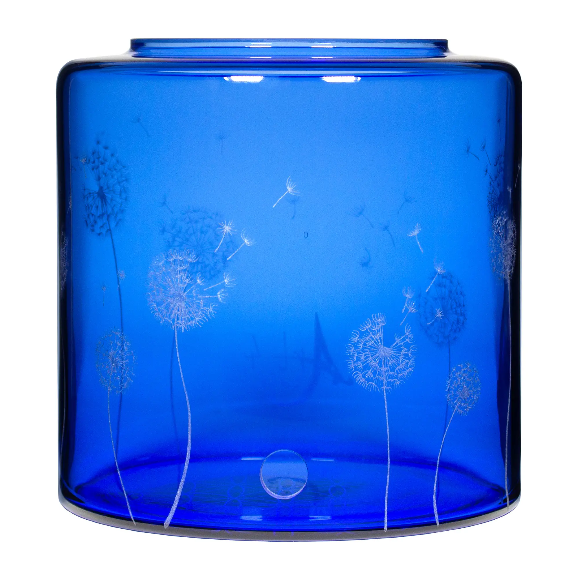 Ein Acala Wasserfilter Mini mit einer Handgravur. Die Gravur zeigt, auf blauem Glas, ganz viele Pusteblumen und einige samen die aus der Pusteblume herausfliegen.Ansicht von vorne.