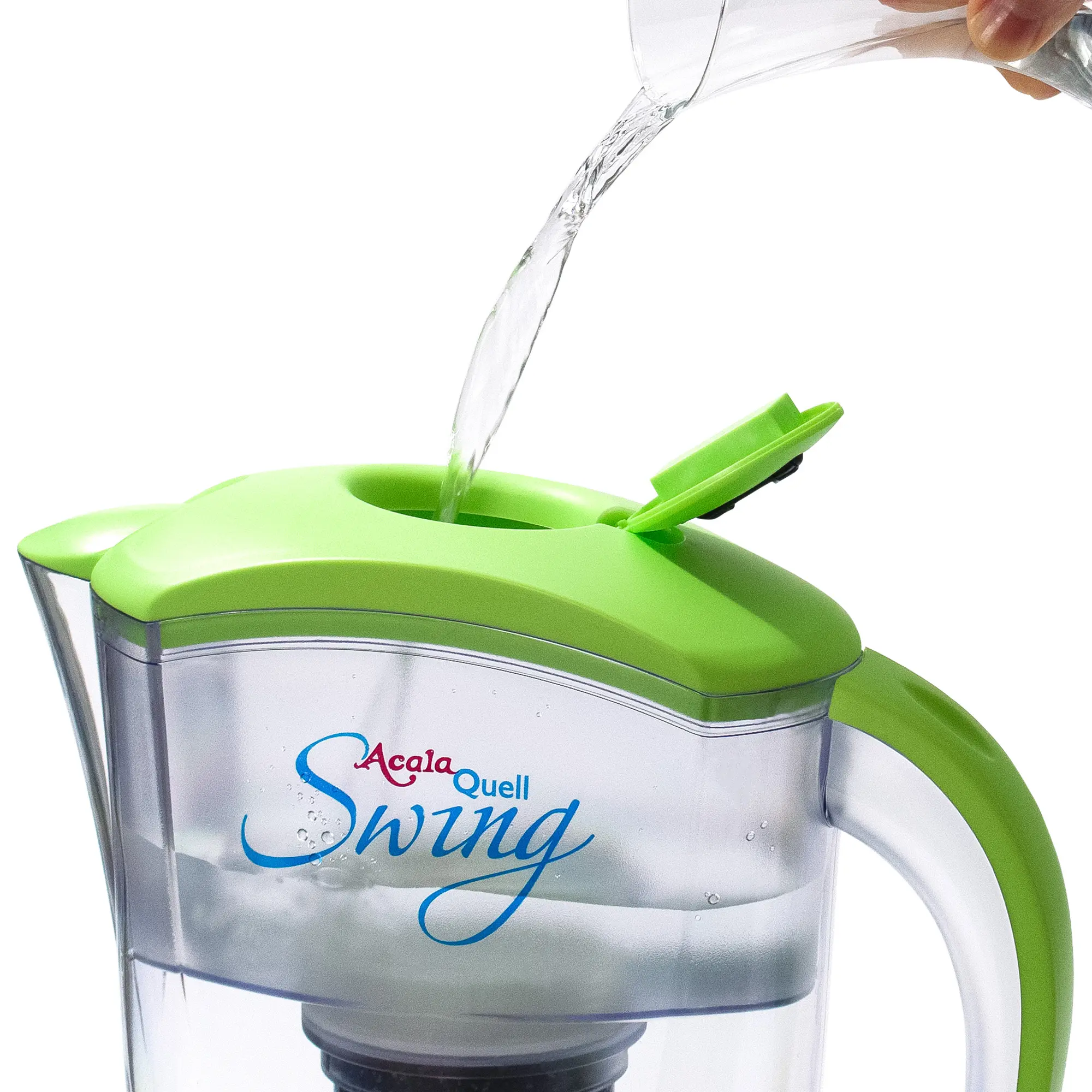 Kannenfilter Swing vor weißem Hintergrund. Durch die runde Klappe im Deckel wird der obere Tank mit Wasser befüllt