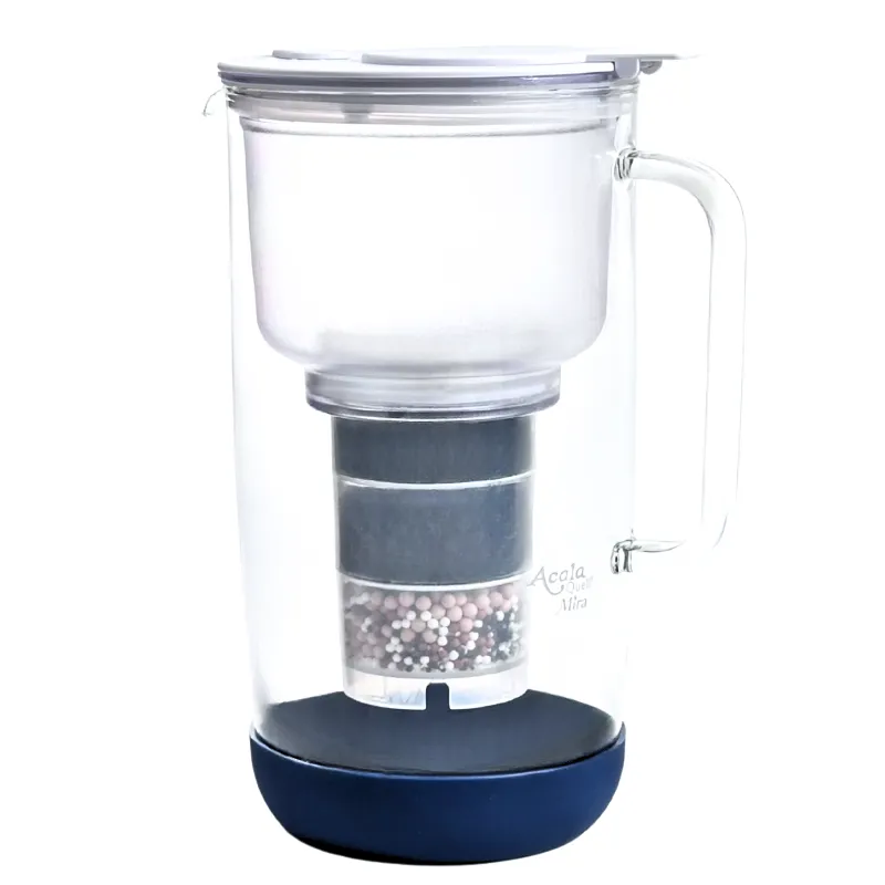 Wasserfilterkanne Mira aus Glas, Filterkartusche in de Mitte und darüber ein Mikroschwamm,der Deckel ist weiß und der Stoßschutz ist blau