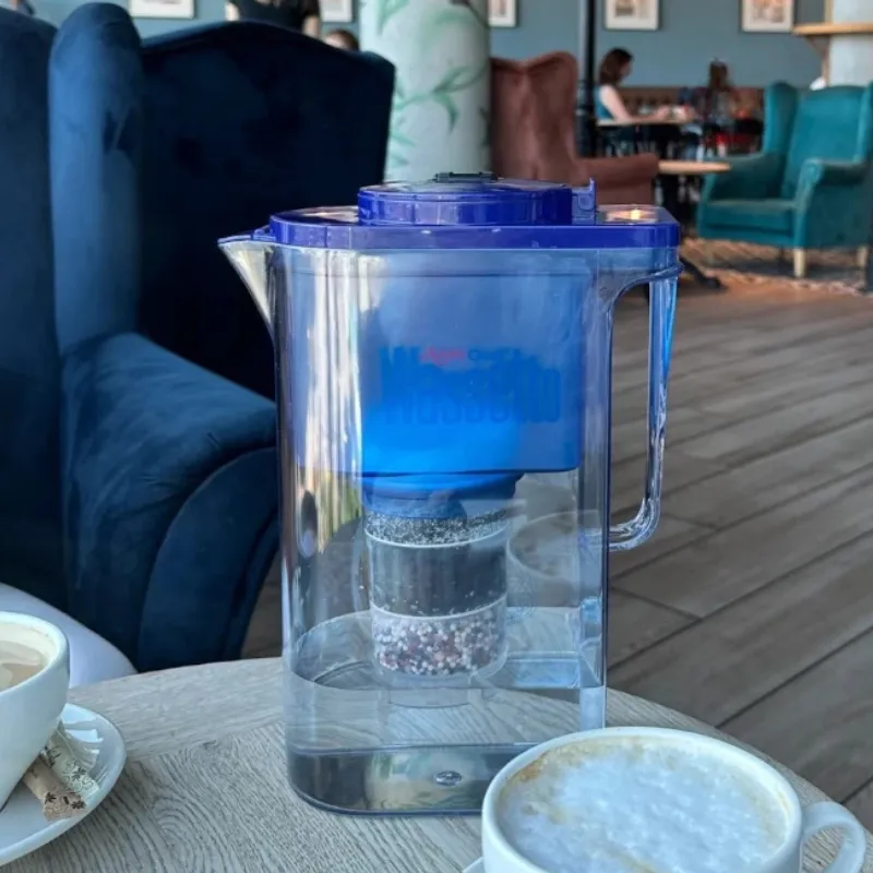 kannenwasserfilter im Kaffe auf dem Tisch