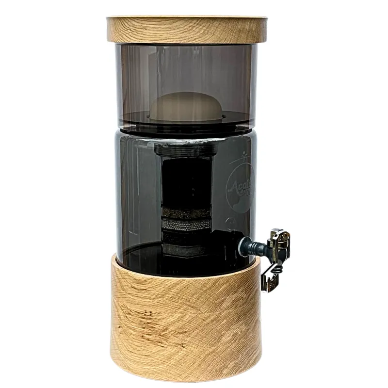 Wasserfilter mit Holzsockel und Deckel in Eiche. Das Glas ist anthrazitfarbig.