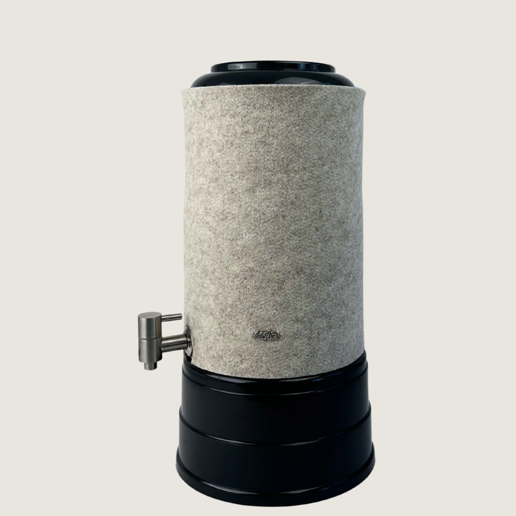 AcalaQuell Mini mit Sockel und Deckel in anthrazit, Edelstahl Wasserhahn und Schurwolle Lichtschutzüberzug in beige.