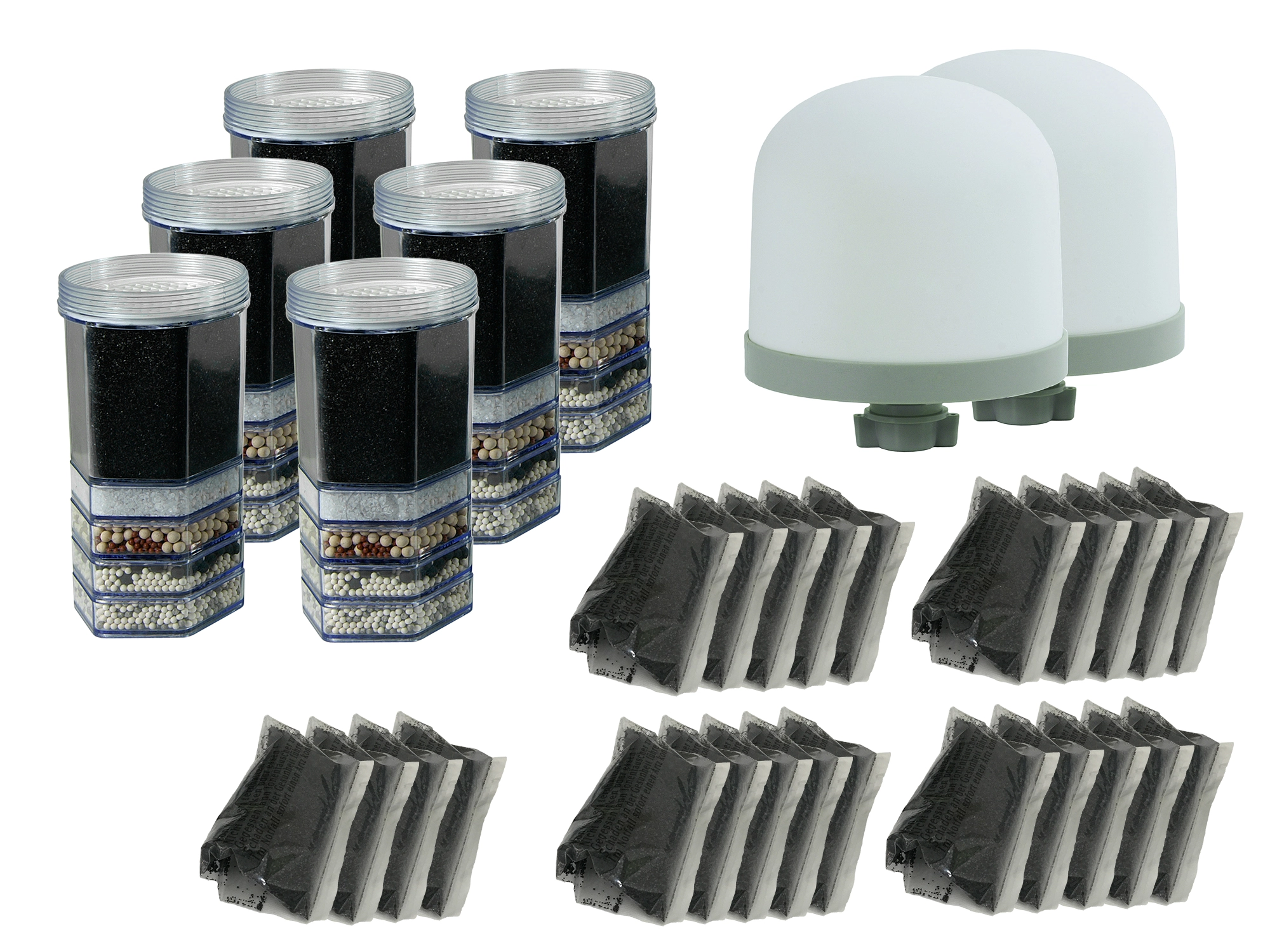 Zwei-Jahres Set Advanced mit 24 Kalk-Nachfüllbeutel für AcalaQuell® Advanced Sechs Filterkartuschen für den Acala Stand Wasserfilter Advanced, zwei Keramik Vorfilter und 24 Beutel mit Kalkfiltergranulat vor weißem Hintergrund.