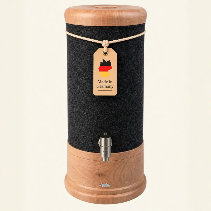 Mini Wasserfilter mit Holzdeckel und Sockel und Lichtschutz aus Schurwolle in Anthrazit und Etikett mit Made in Germany