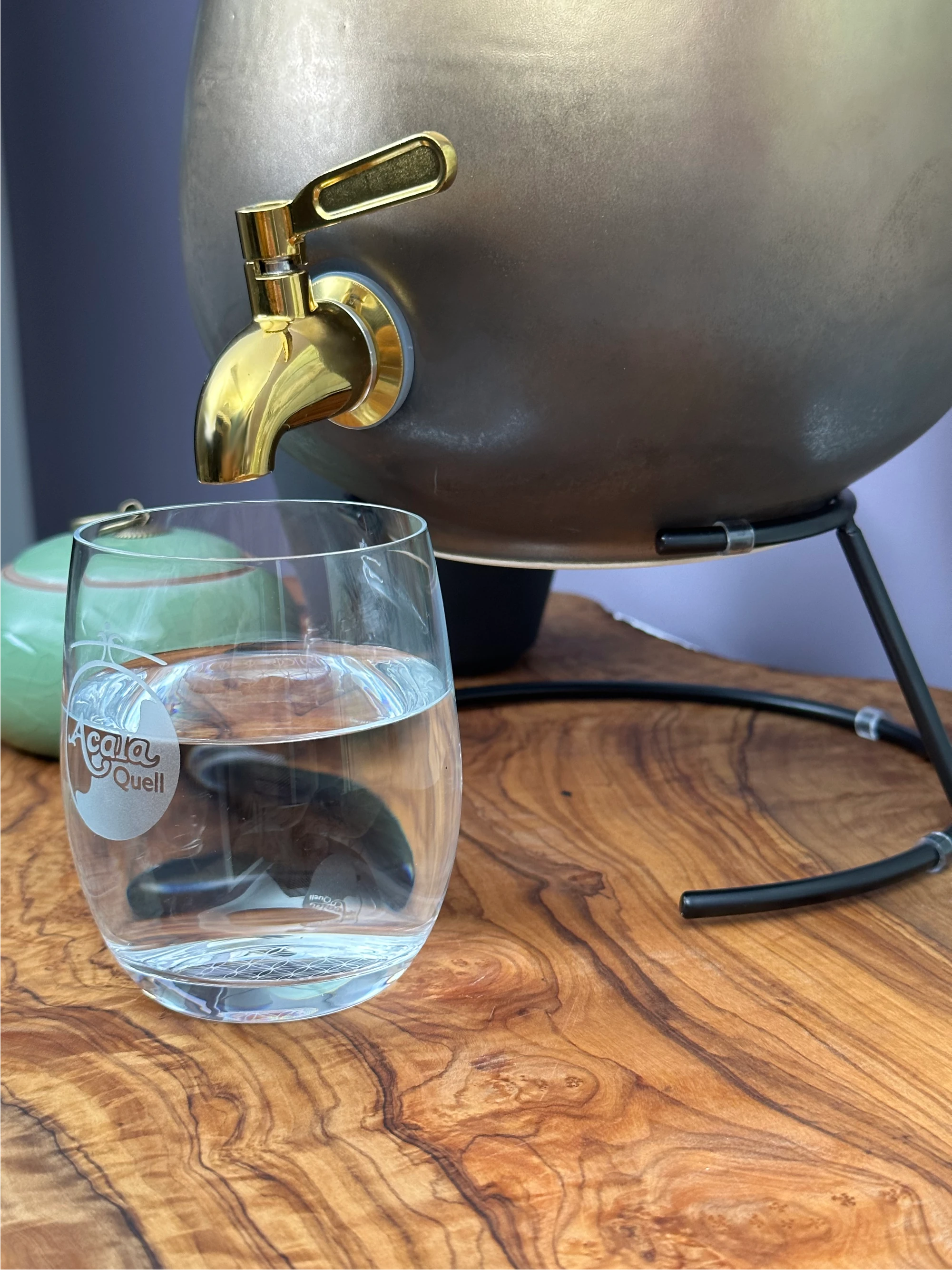 Glas steht unter einen Hahn