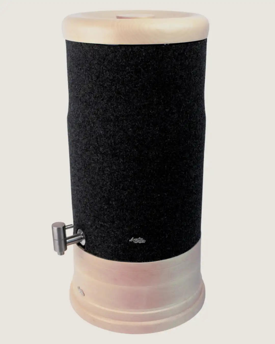 Standwasserfilter Grande von Acala mit Ahorn Echtholz Deckel und Sockel und Schurwolle Lichtschutz in anthrazit.