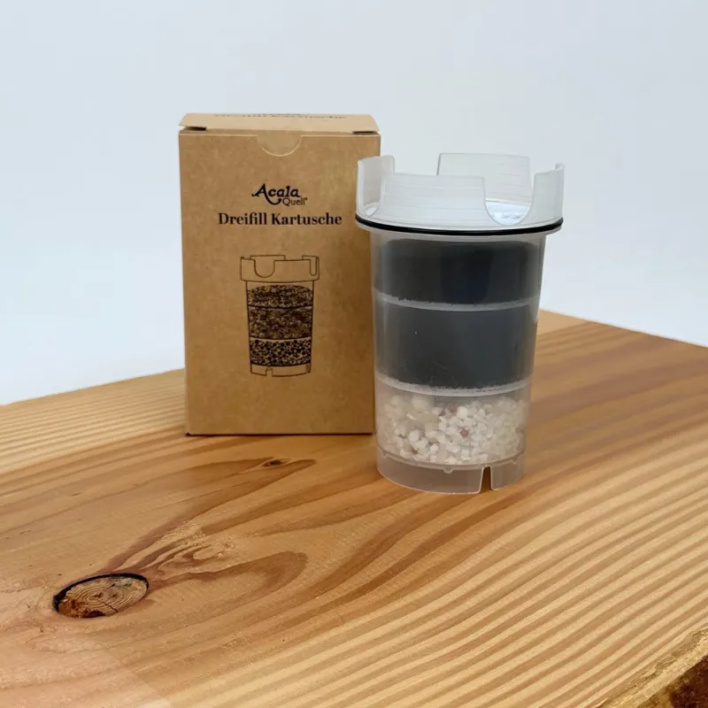 Kartusche mit Karton auf Holz