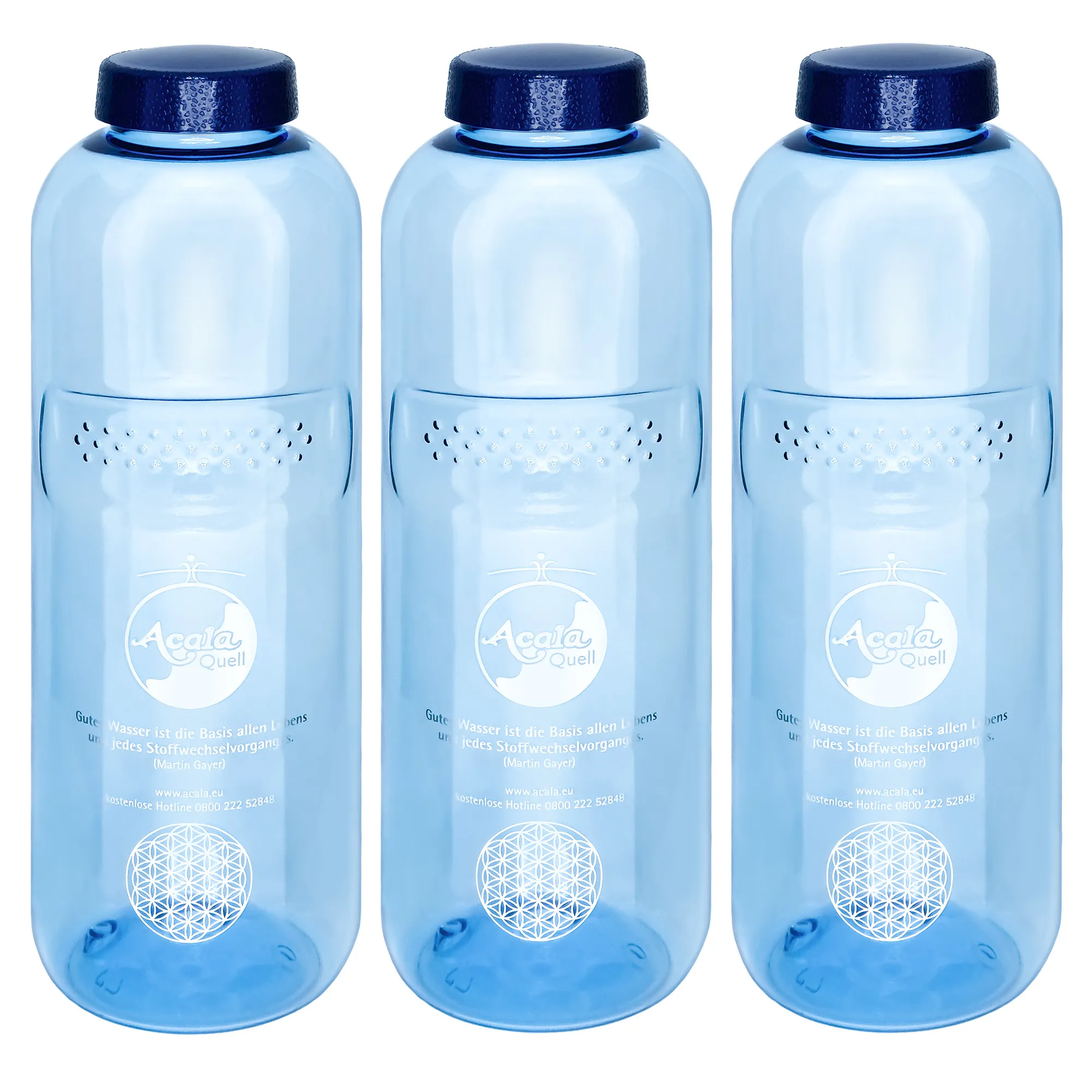 Zu sehen sind drei blaue Tritan Trinkflaschen Grip mit dunkelblauem Schraubdeckel vor weißem Hintergrund. Man sieht ein silbernes Acala Logo und die Blume des Lebens auf den Flaschen.