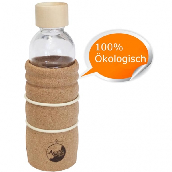 Zu sehen ist eine Glasflasche mit Zirbenholz Deckel und Kork Ummantelung. Man sieht das Acala Logo auf der Korkummantelung und daneben steht in einer Sprechblase in orange „100% ökologisch“. Das Bild zeigt die Acala Glas Trinkflasche mit Korkmantel.