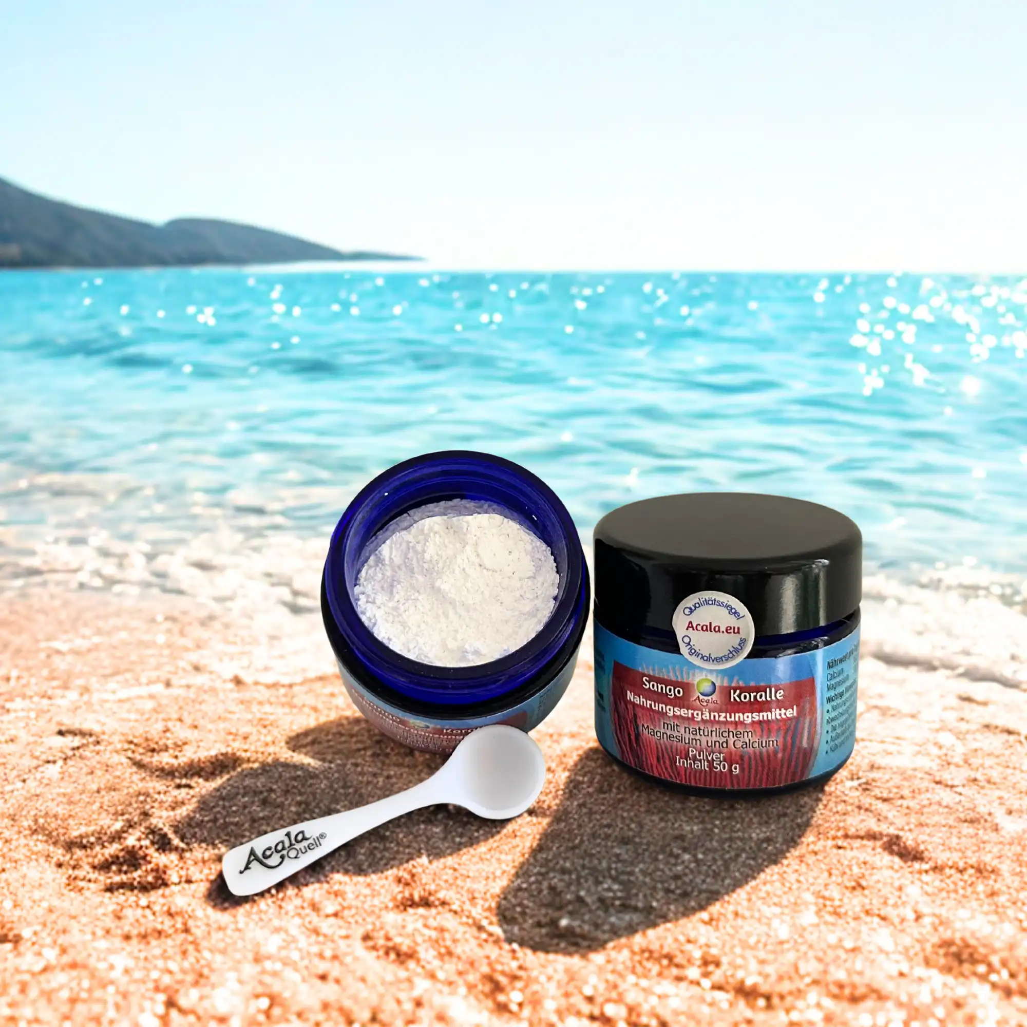 2 Gläser sanko koralle stehen auf dem Sandstrand vor dem Meer eines der beiden Gläser ist geöffnet