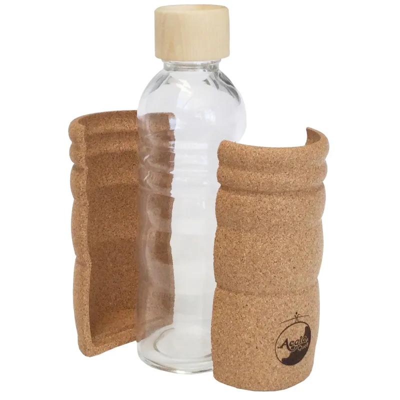 Die Glasflasche steht in der Mitte die Zirbelnholz ummantelung Hat 2 Hälften und diese beiden Hälften sind Davor und dahinter gestellt