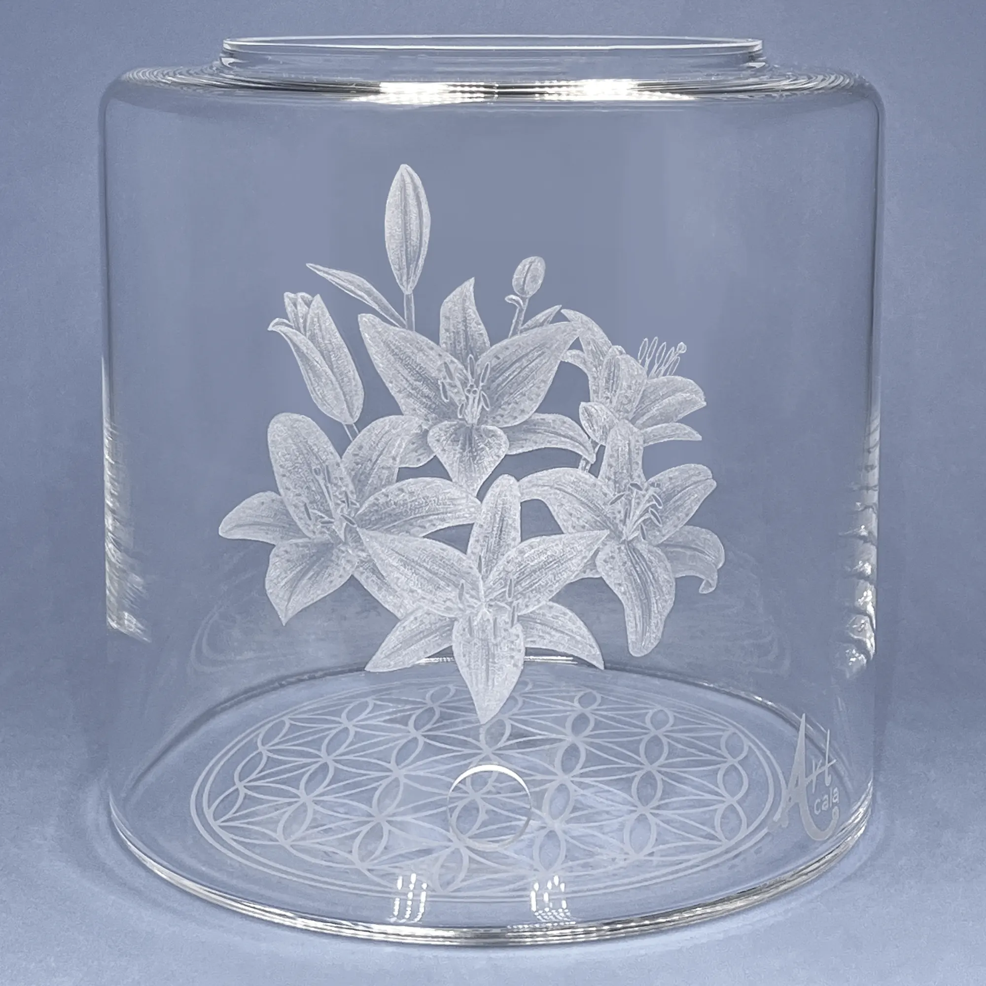 Vorratstank aus Glas für einen Acala 5LWasserfilter in klarem Glas mit gravierten aufgeblühten Lilien.