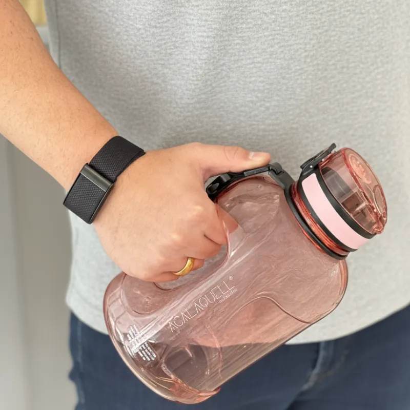 Mann hält Flasche am Griff fest Die Flasche ist die Maxi Go und ist rosa