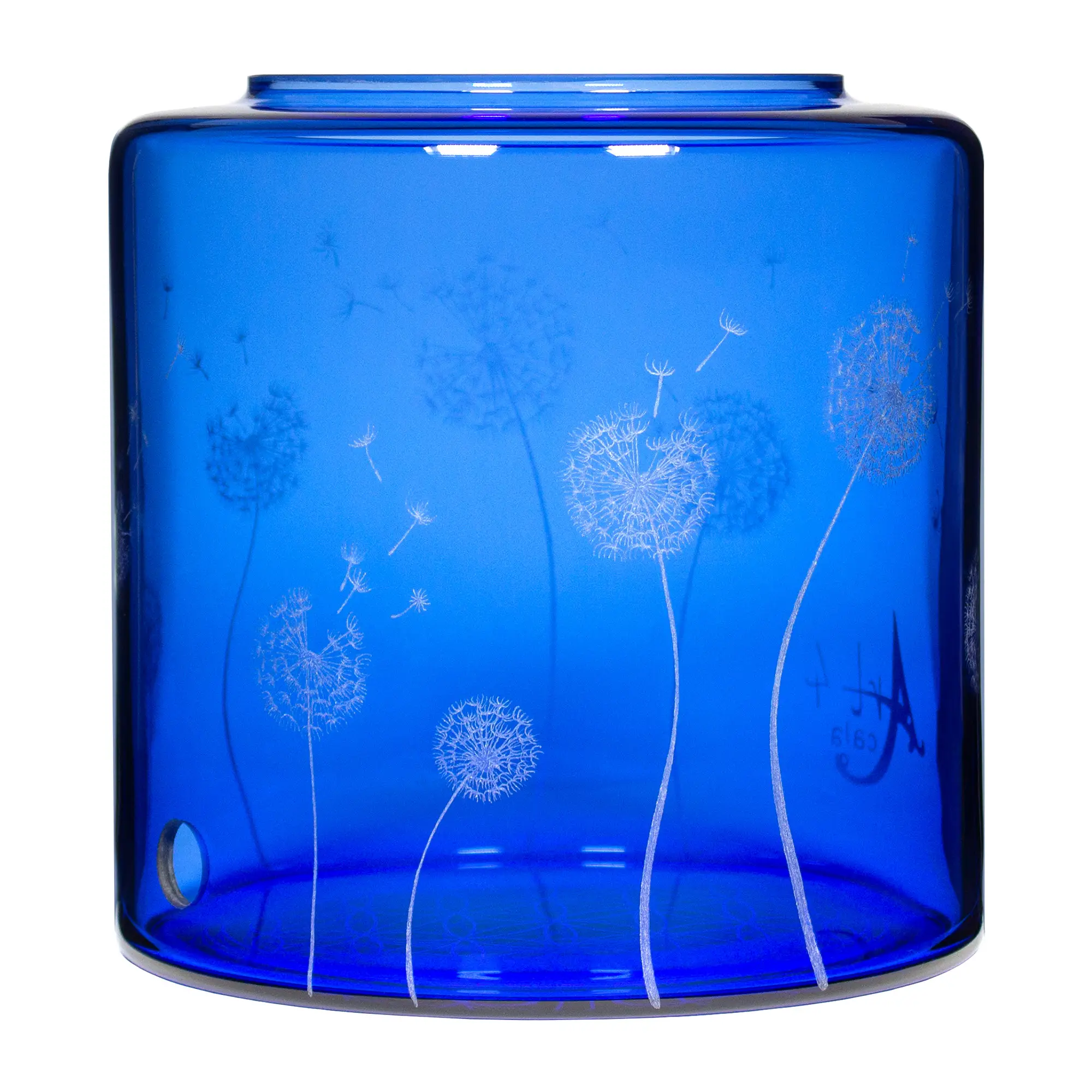 Ein Acala Wasserfilter Mini mit einer Handgravur. Die Gravur zeigt, auf blauem Glas, ganz viele Pusteblumen und einige samen die aus der Pusteblume herausfliegen.Ansicht von rechts.