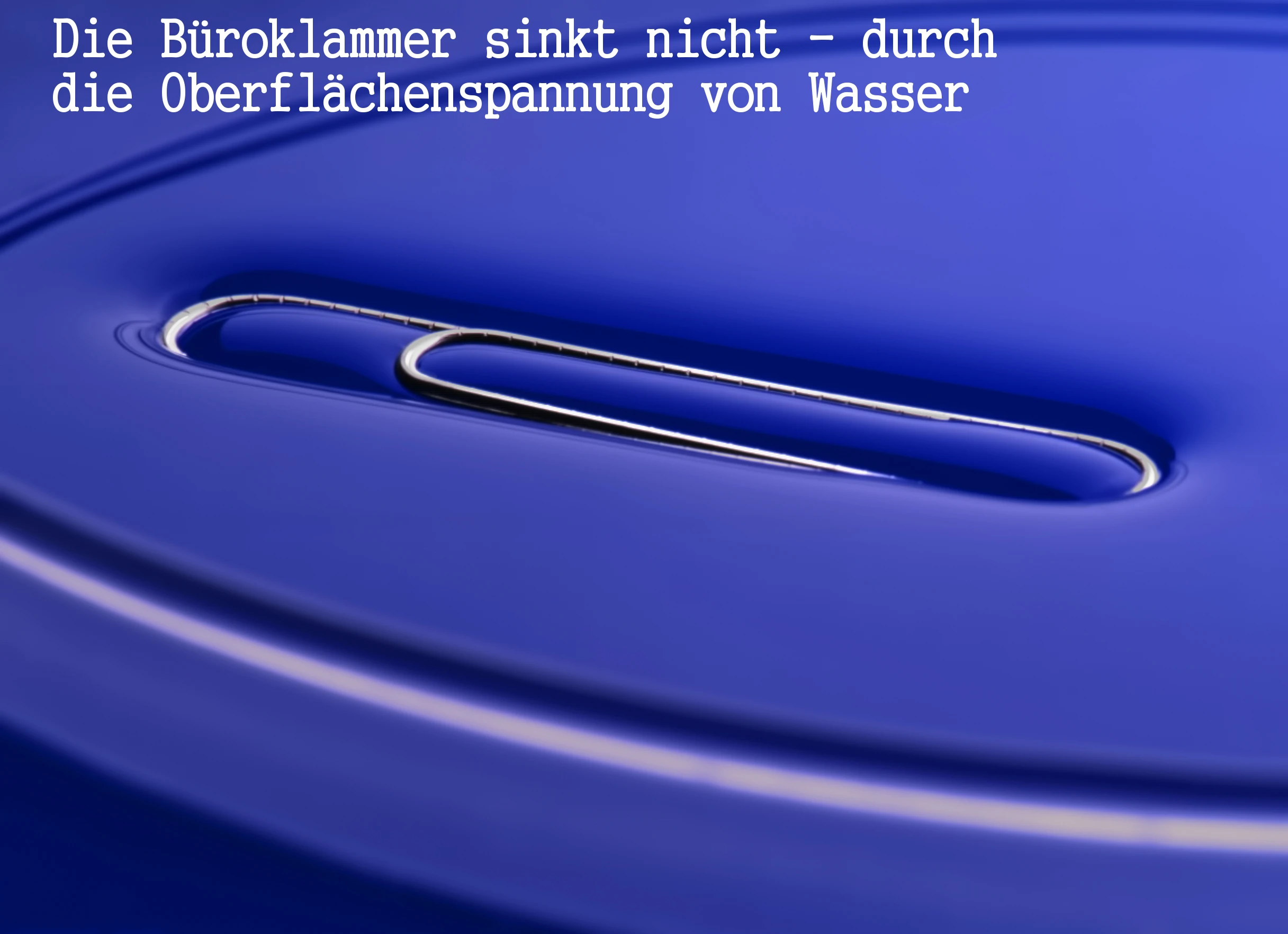 Zu sehen ist eine Büroklammer, die auf der Wasseroberfläche schwimmt. Durch die Oberflächenspannung des Wassers sinkt sie nicht.