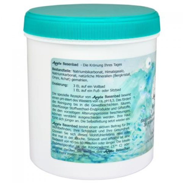 Zu sehen ist das Basenbad 700g. Es ist eine zylindrische, höhere Dose. Sie ist weiß mit türkisem Schraubdeckel. Es befindet sich ein Etikett rundherum auf der Dose, es ist grünlich. Man schaut auf die Rückseite wo die Inhaltsstoffe etc. beschrieben sind.