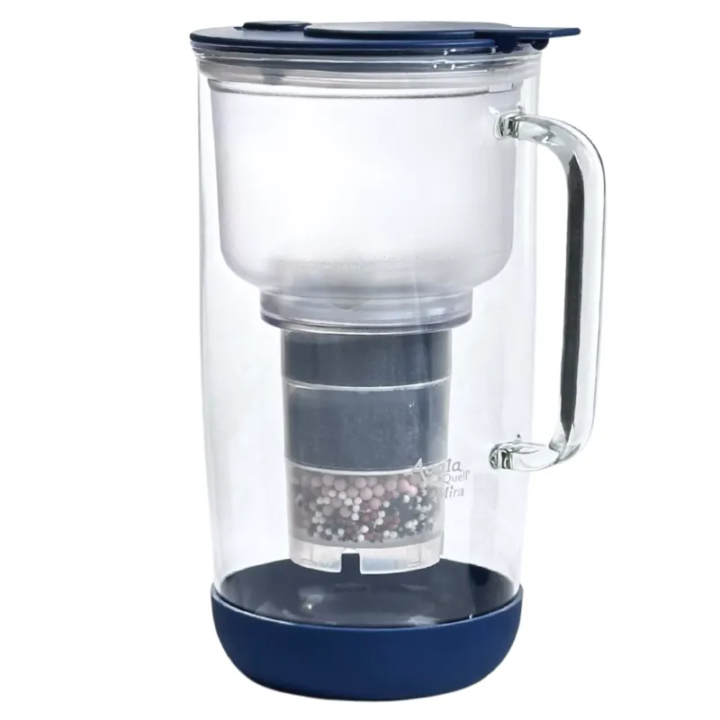Mira Wasserfilterkanne aus Glas mit blauem Deckel und blauem Stoßschutz