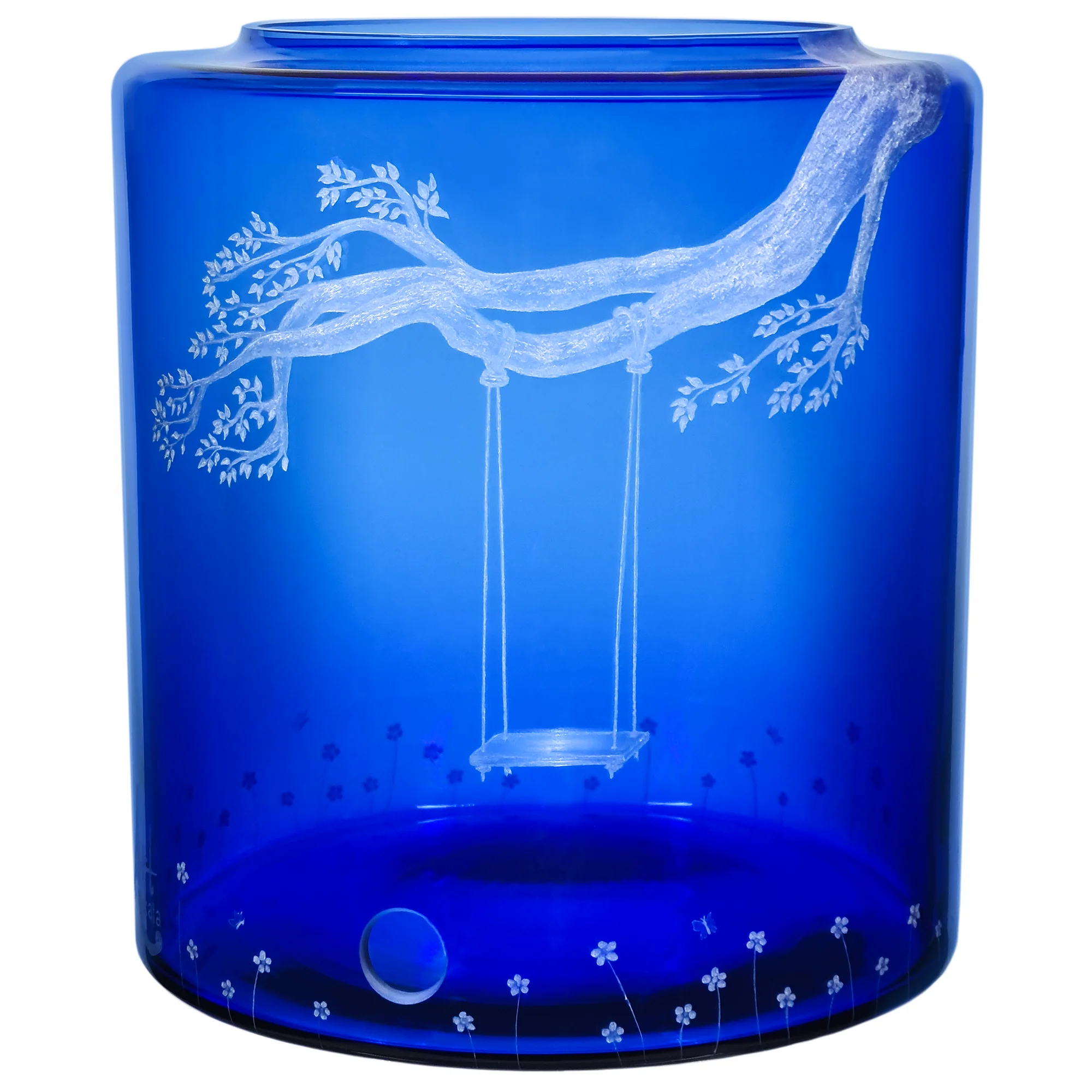 Zu sehen ist ein blauer Glastank für den Acala Mini mit einer Handgravur. Die Gravur zeigt einen starken Ast eines Baumes an dem eine Schaukel mit einem langen Seil befestigt ist. Eine Wiese mit Blumen ist unterhalb der Schaukel angedeutet.