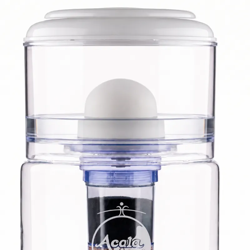 Nahansicht vom oberen Tank und dem Keramikfilter es stehen etwa 2 Zentimeter Wasser im oberen Tank