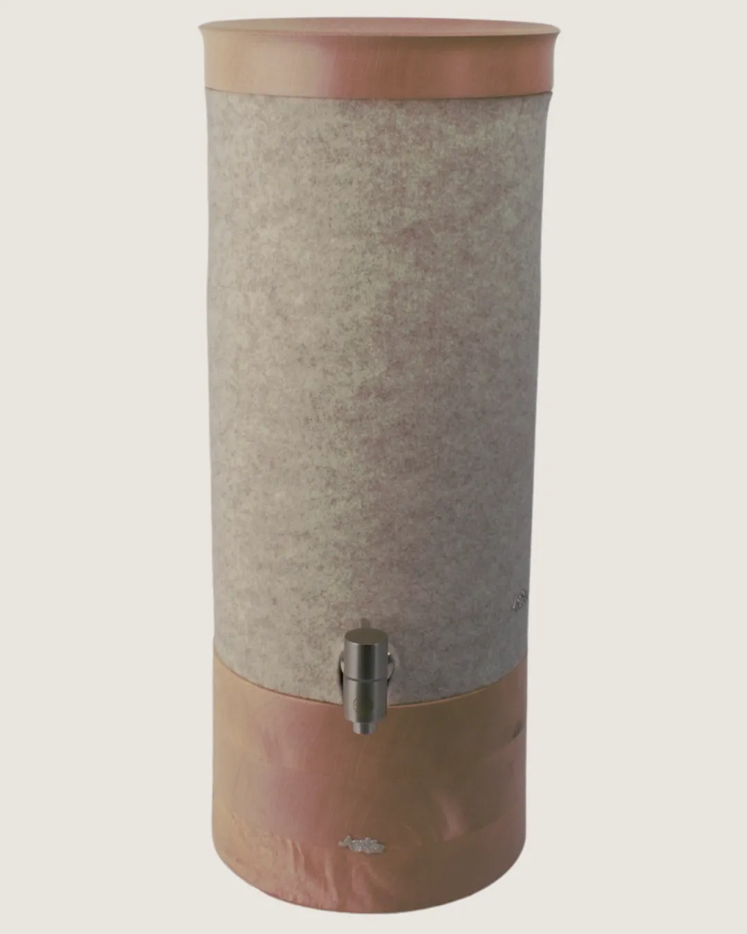 Standwasserfilter Midi von Acala mit Esche Echtholz Deckel und Sockel und Schurwolle Lichtschutz in beige.