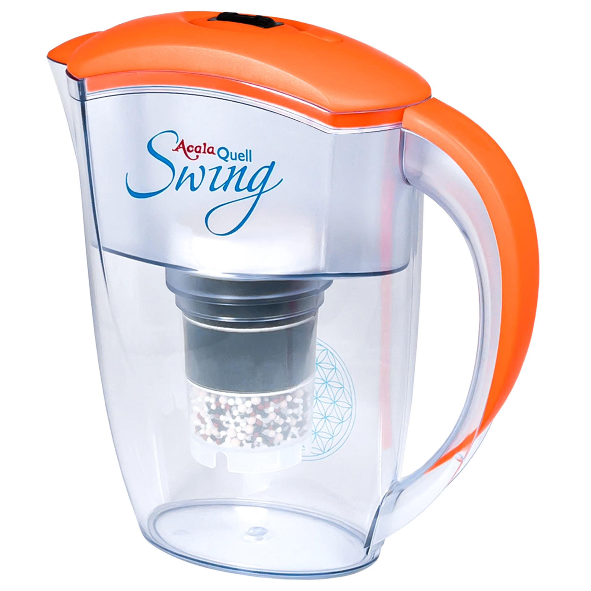 Zu sehen ist der Acala Swing Kannen Wasserfilter inklusive einer Filterkartusche und einem Mikroschwamm mit Deckel und Griff in orange vor weißem Hintergrund. Man schaut schräg auf die Front des Filters und sieht den Aufdruck AcalaQuell Swing.