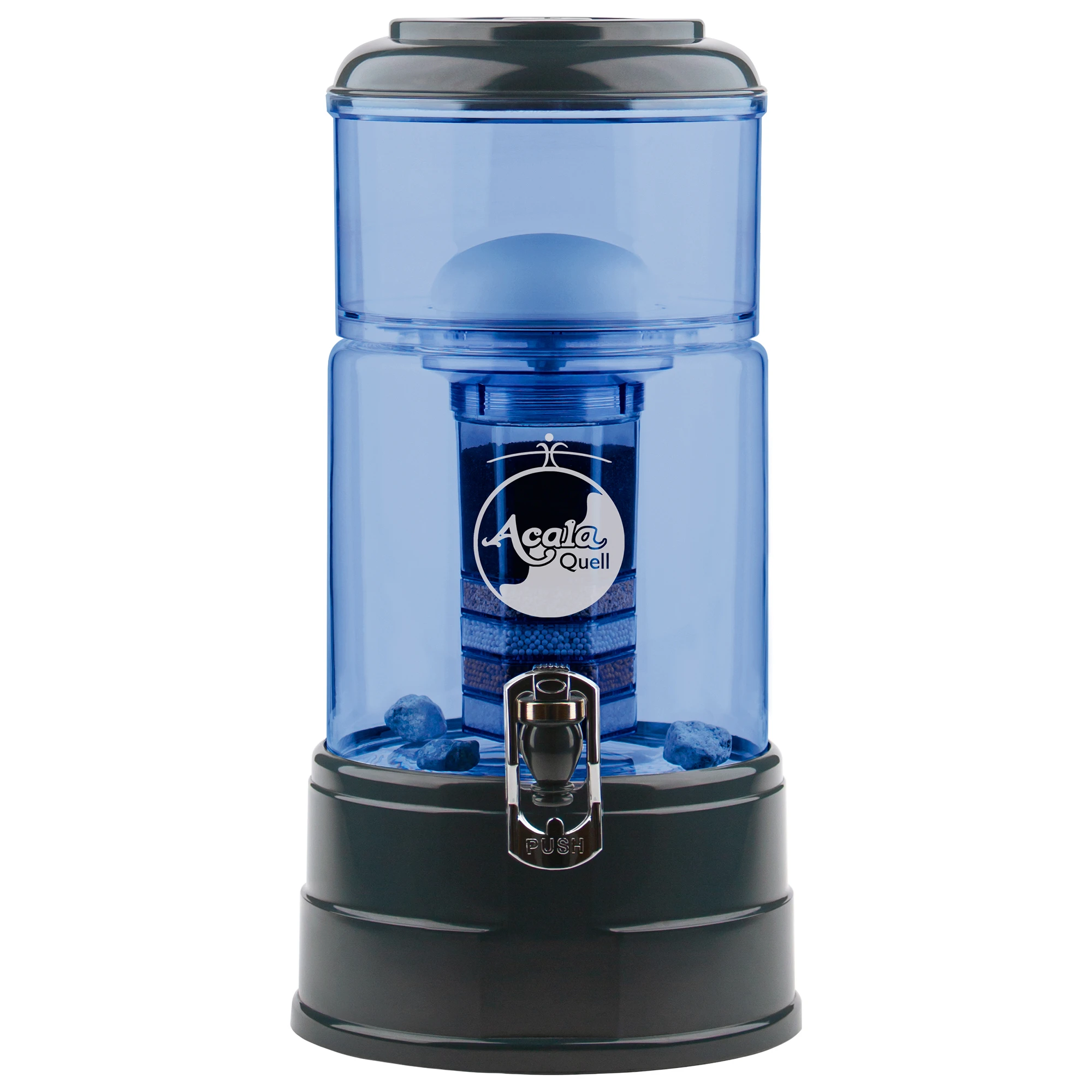 Zu sehen ist der Wasserfilter Mini in blau-anthrazit inklusive Filterkartusche und Keramikfilter, weißer Hintergrund. Sockel, Deckel und Hahn in anthrazit. 5L Glastank in blau mit heller Acala Logo Gravur, oberer Einfüllbehälter auch in blau.