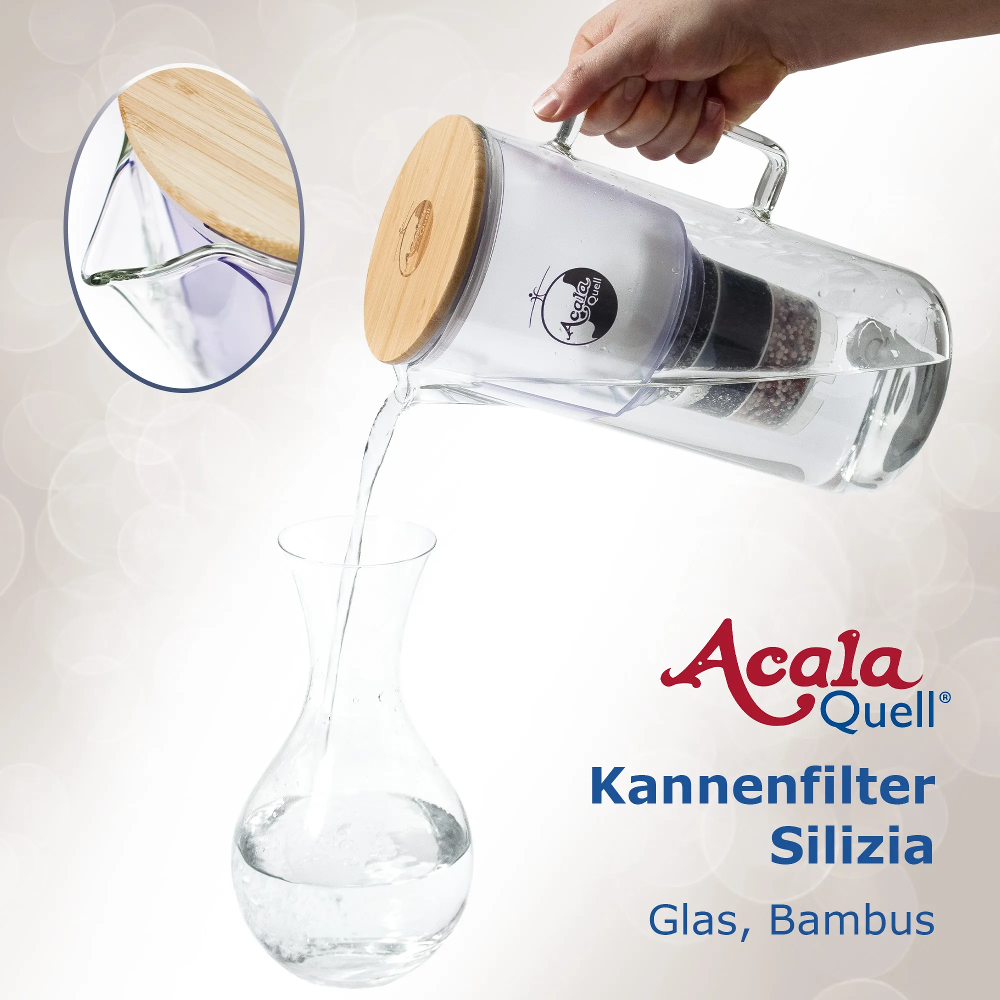 Frisch gefiltertes Wasser wird aus dem Kannenfilter Silizia in eine Glaskaraffe gegossen