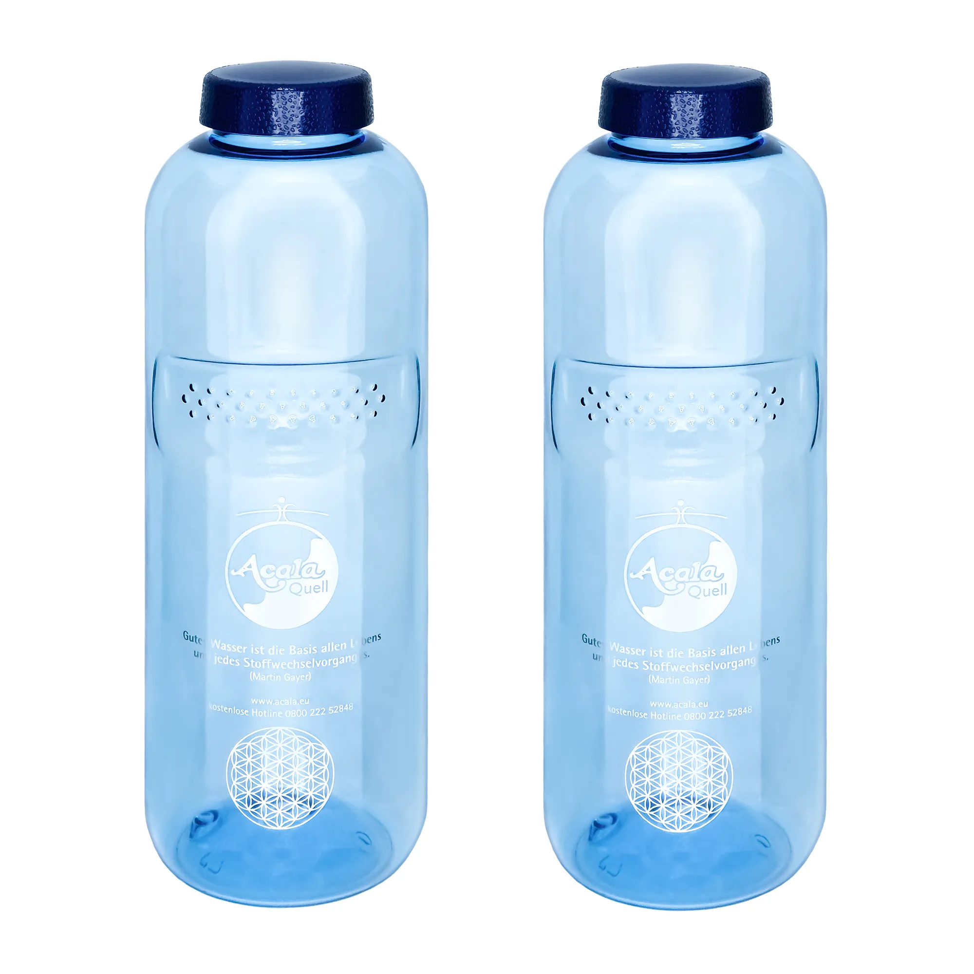 Zu sehen sind zwei blaue Tritan Trinkflaschen Grip mit dunkelblauem Schraubdeckel vor weißem Hintergrund. Man sieht ein silbernes Acala Logo und die Blume des Lebens auf den Flaschen.