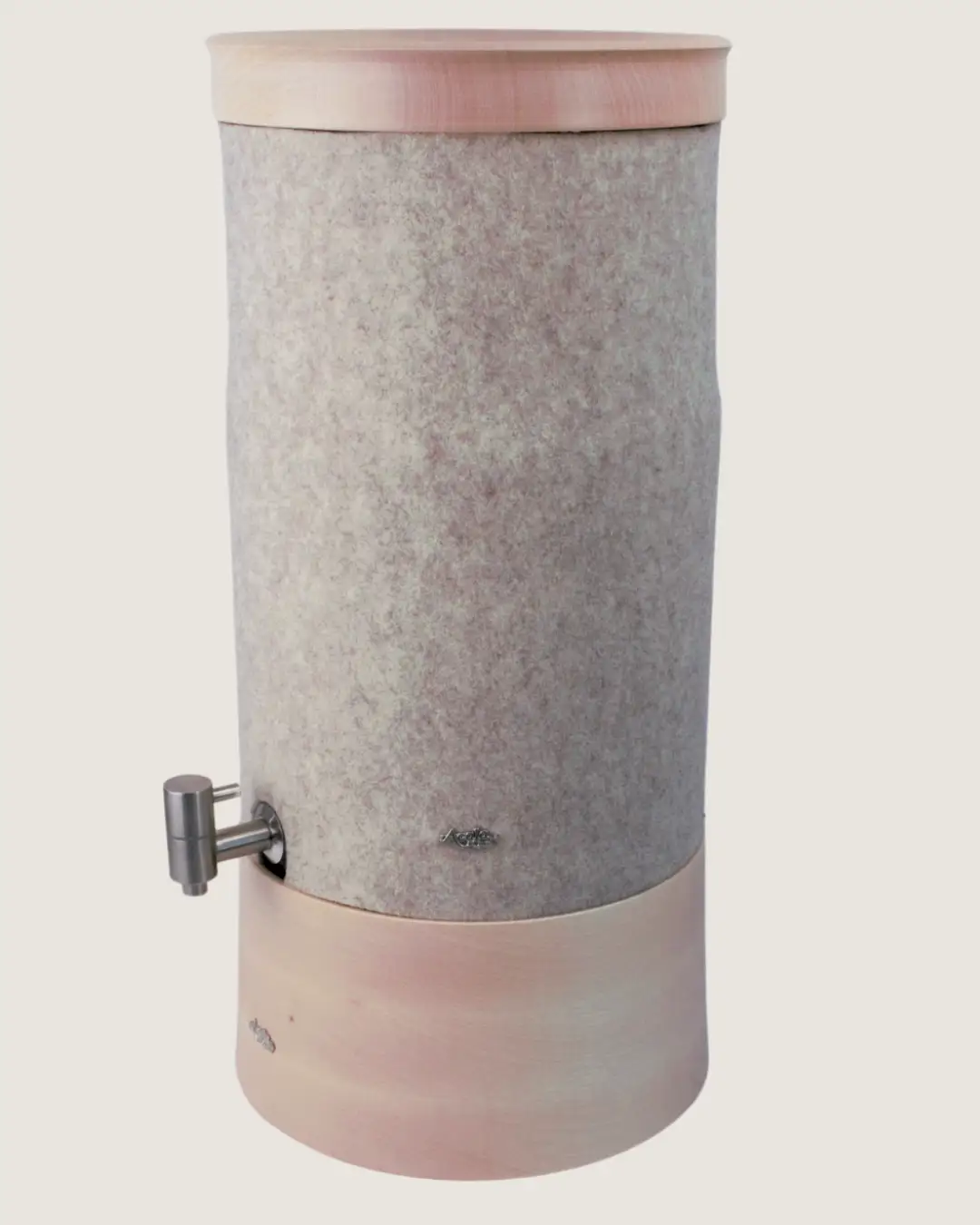 Standwasserfilter Grande von Acala mit Ahorn Echtholz Deckel und Sockel und Schurwolle Lichtschutz in beige.