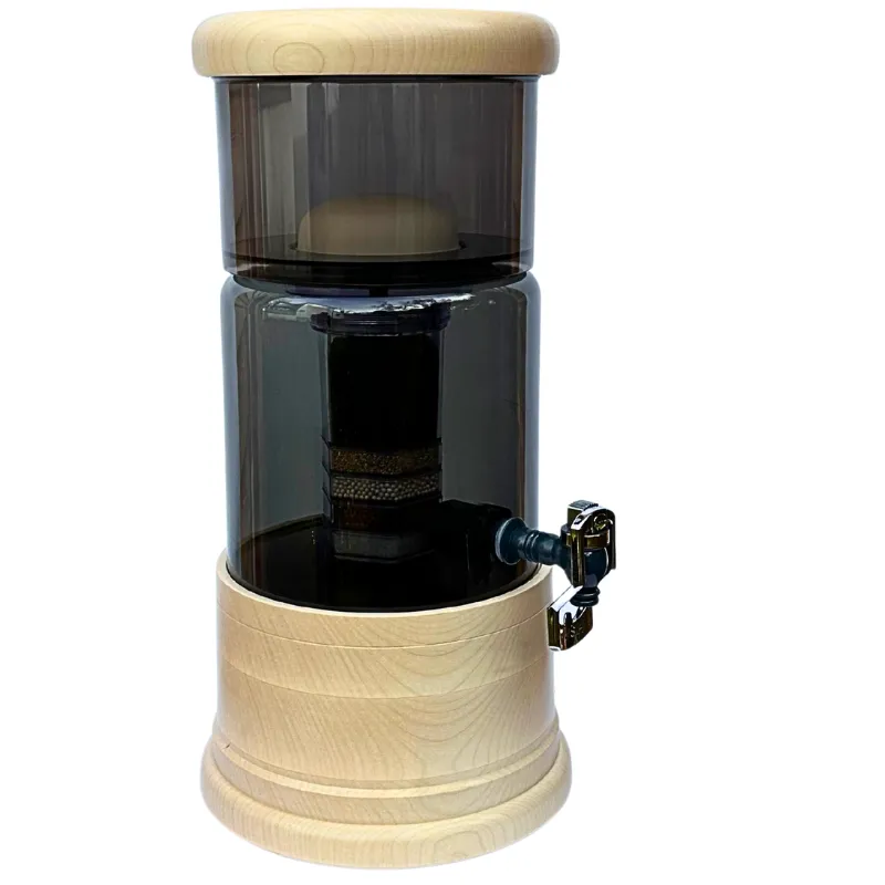 AcalaQuell Mini Wasserfilter in Antrazit mit antrazitfarbenem oberen Tank, Antrazit-Glastank sowie rundem Deckel und Sockel aus Ahorn-Echtholz.