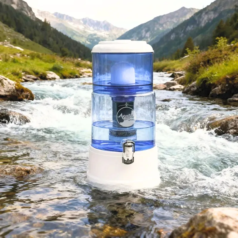 Ein Wasserfilter aus blauen Glas von Acala steht mitten in einem Gebirgsbach